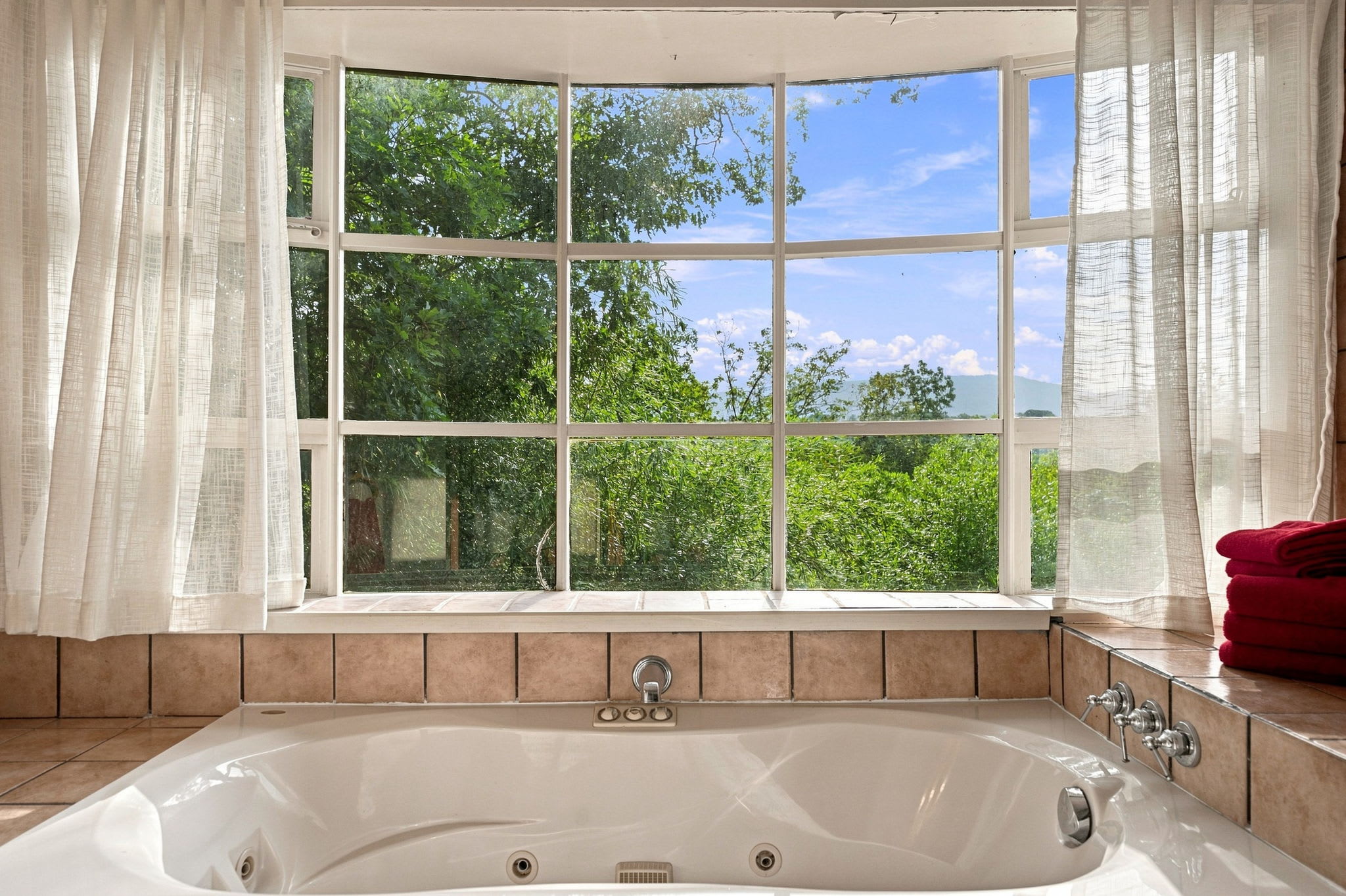 Real Log Cabin w Stunning Shenandoah Views