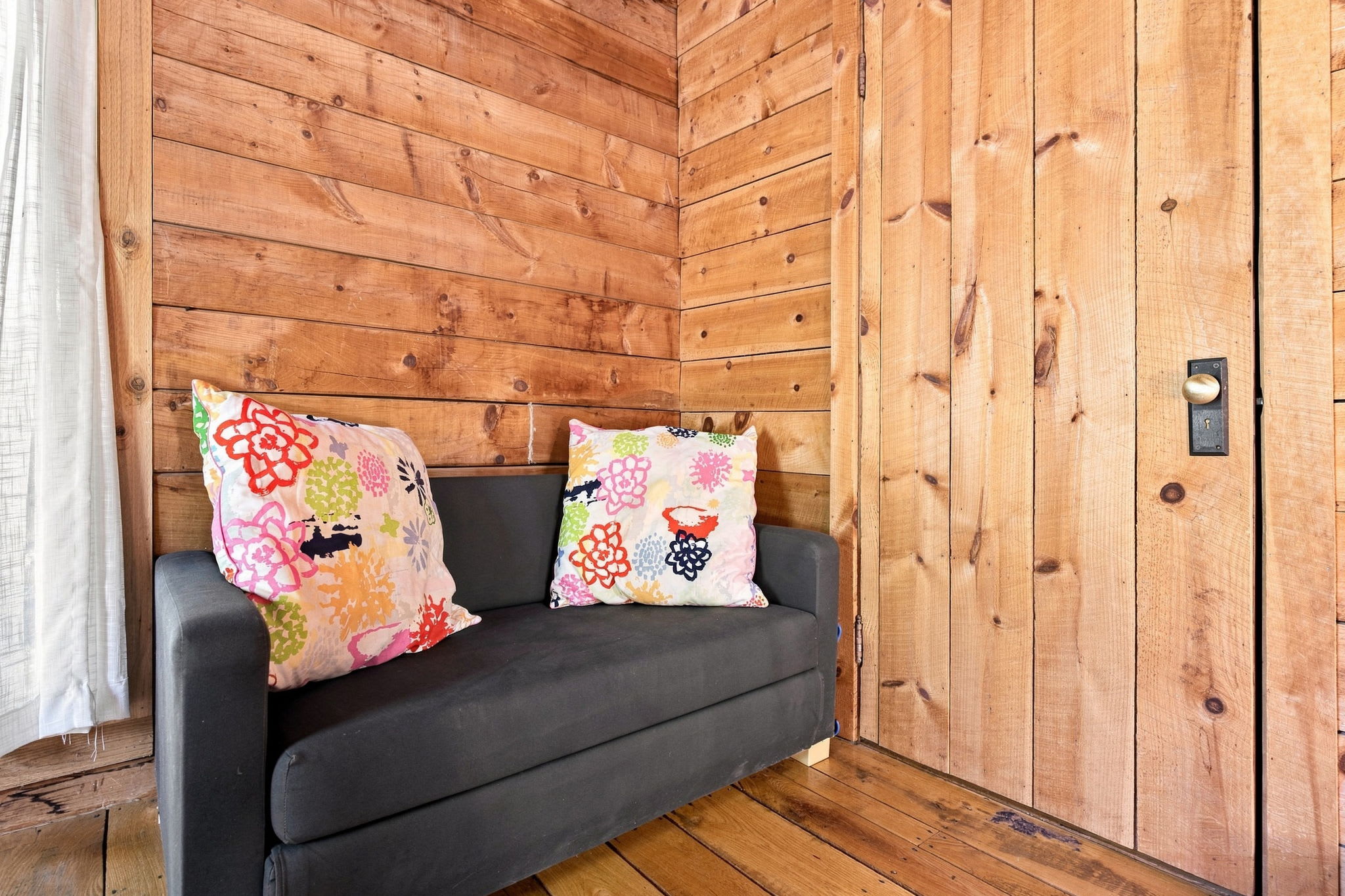 Real Log Cabin w Stunning Shenandoah Views
