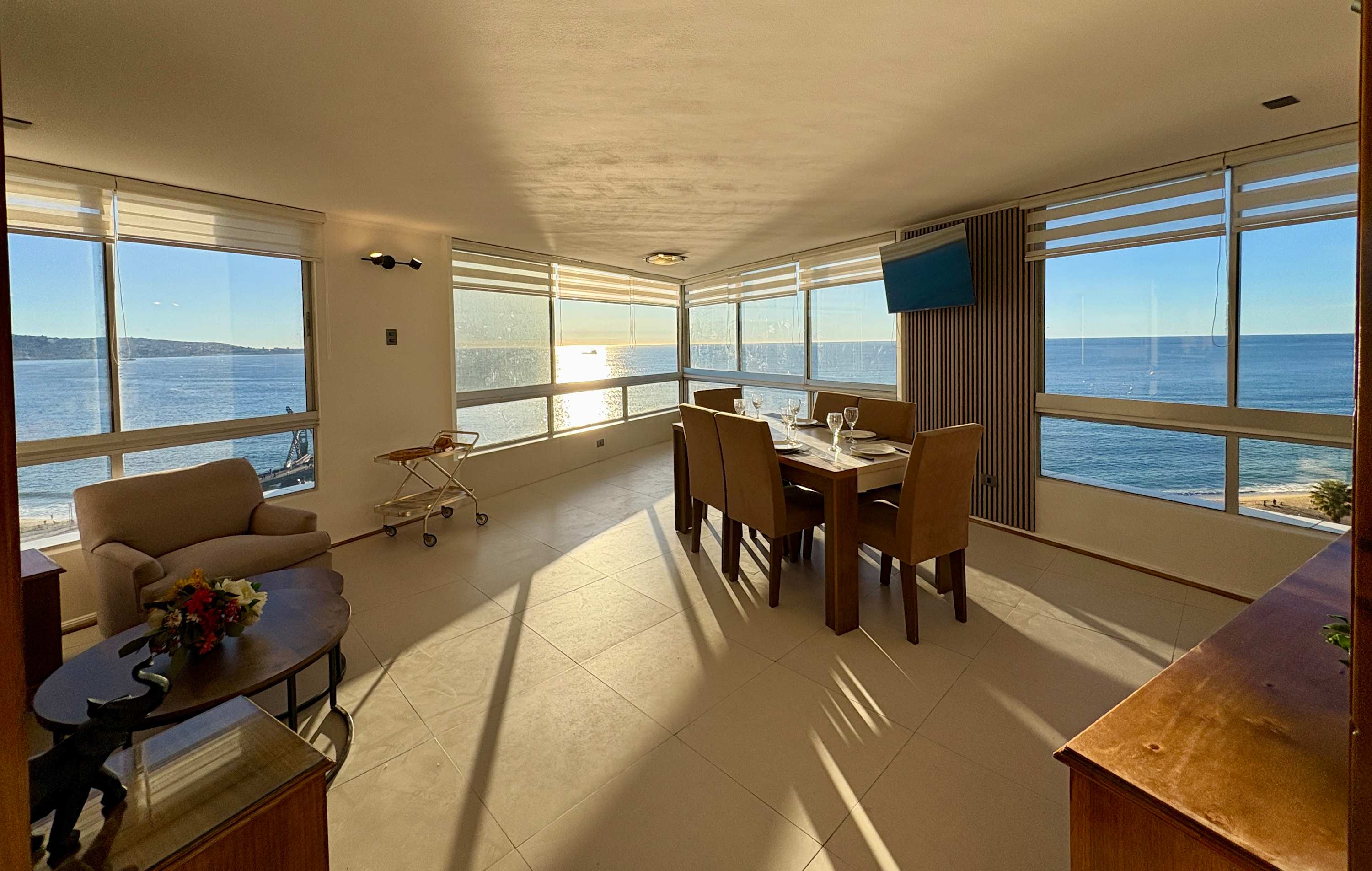 Beachfront Apartment - Home Office Views & Parking