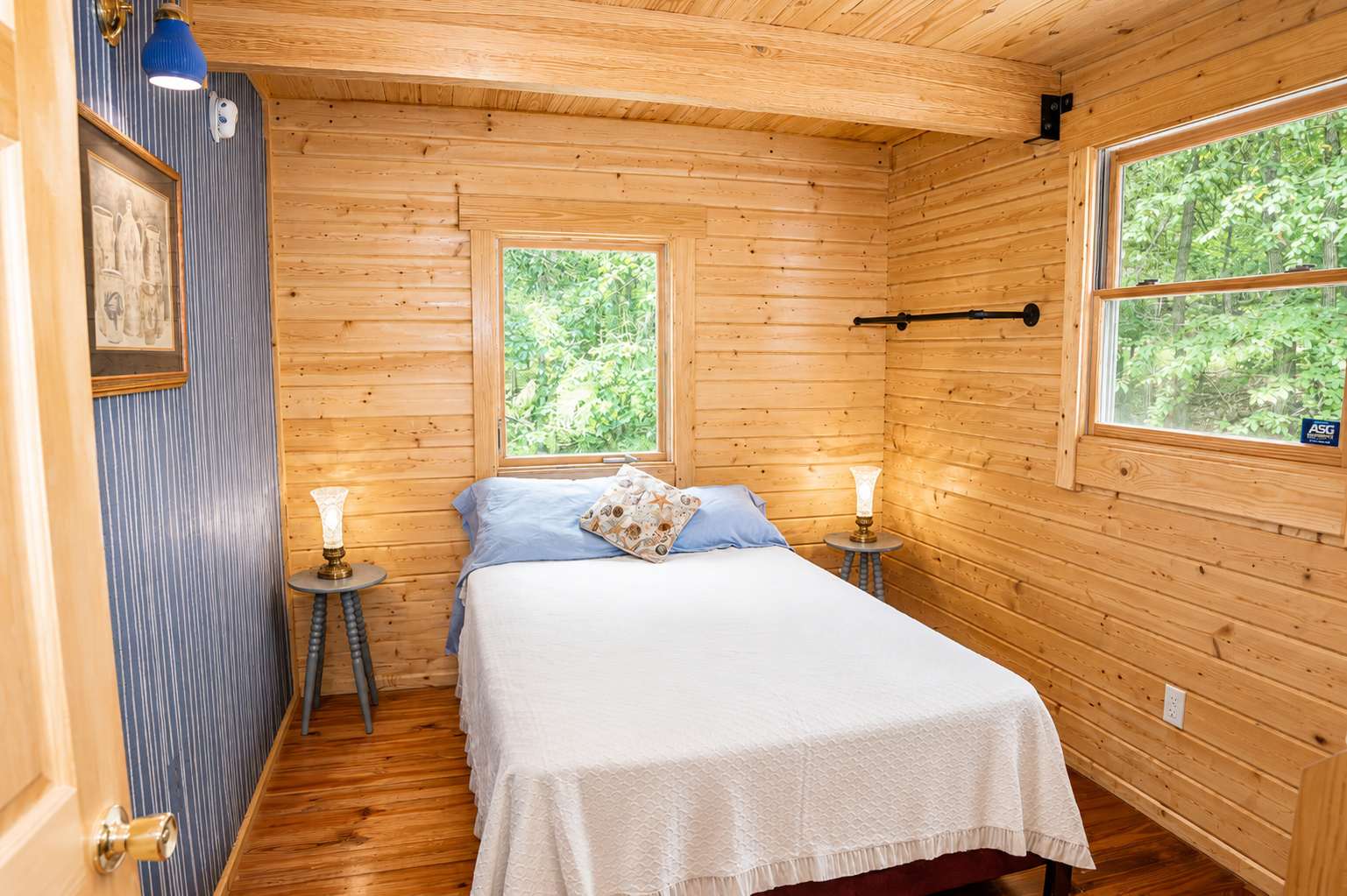 Bedroom 2: Queen Bed