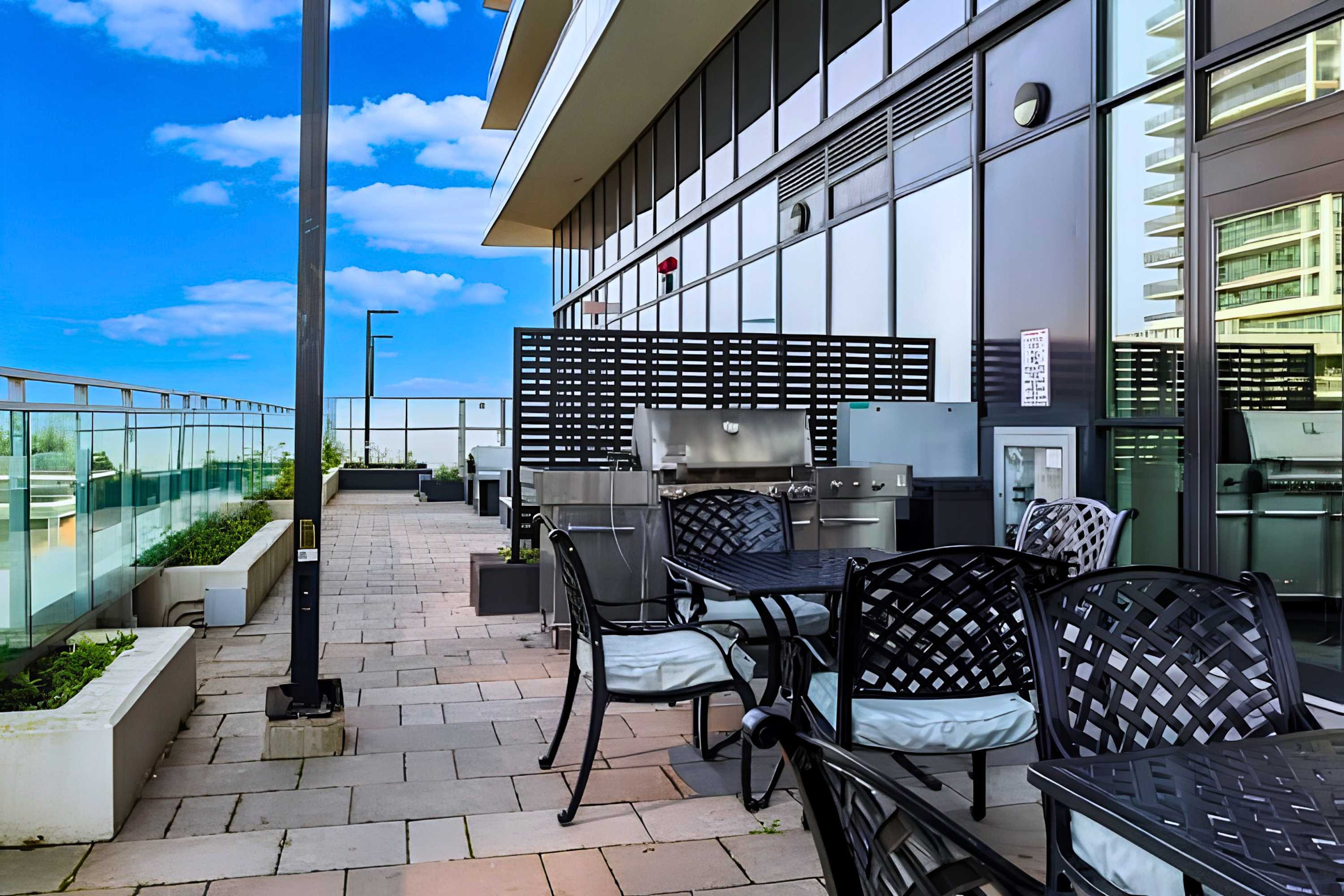 Building Amenities: Access to shared outdoor grill area