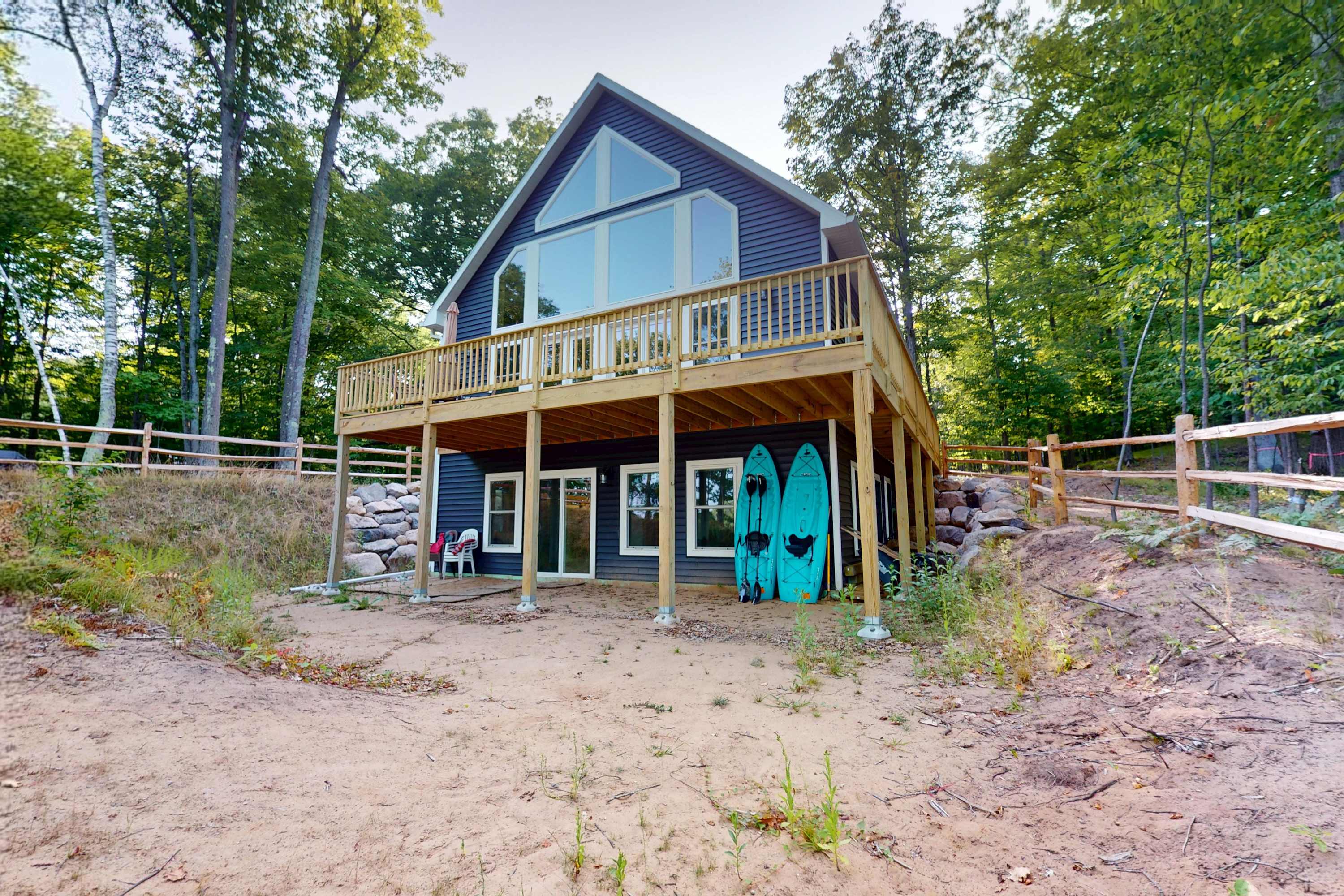 Lakefront Sunrise Lodge - fireplace, deck views, kayaks, pier & firepit