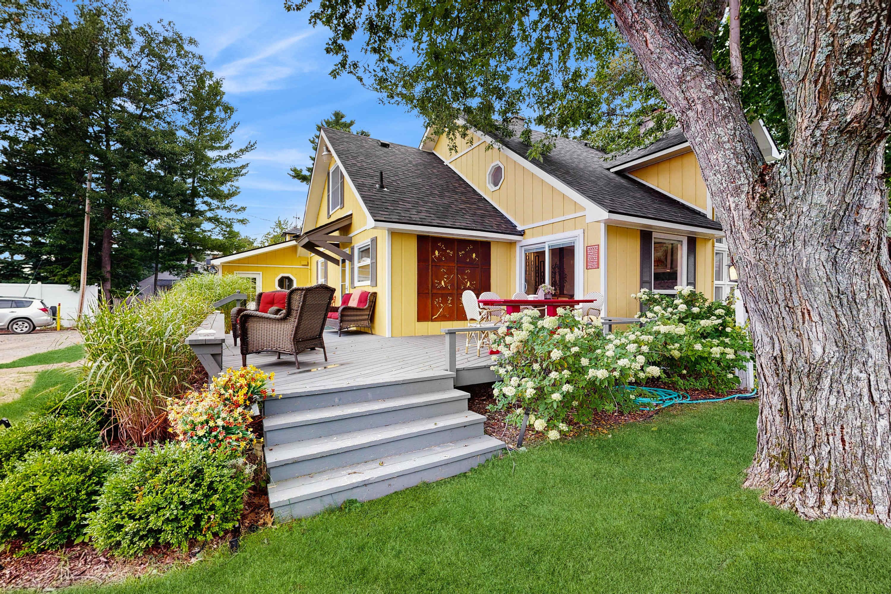 Cottage on the canal to Burt Lake with large patio and space for boat