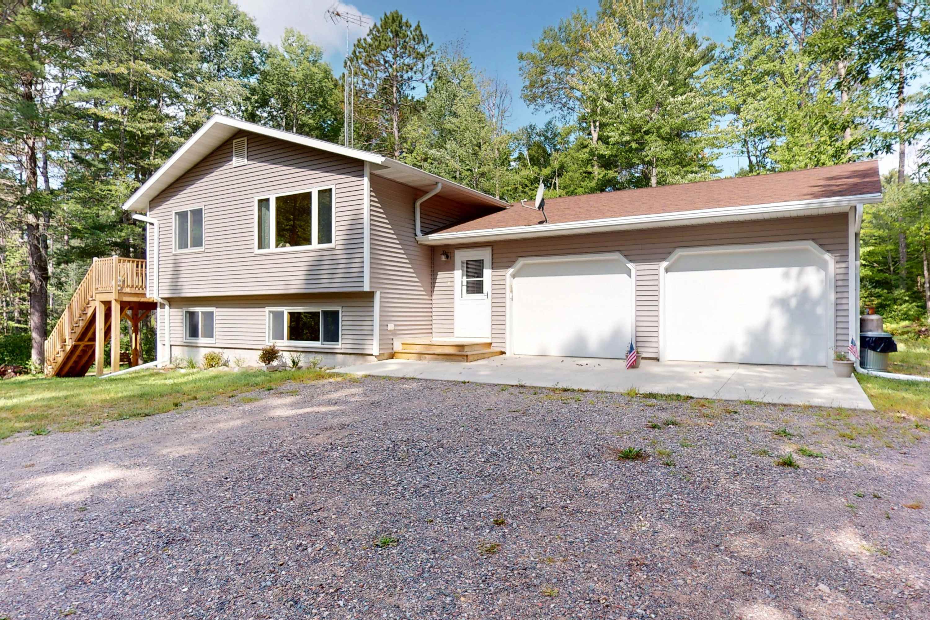 Cozy tree-lined home located near town, lakes, walking & bike trails, with firepit