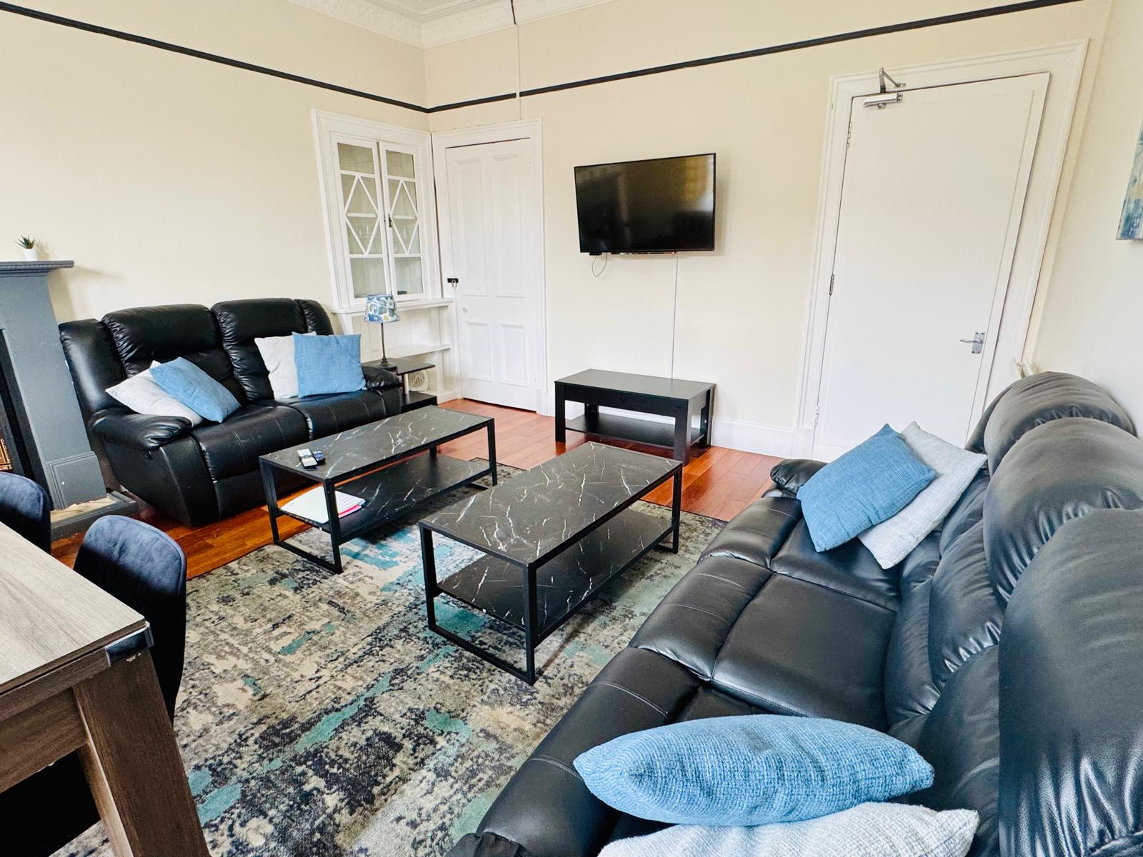 Spacious 4-Bed Duplex with Pool Table, Near GLA Airport
