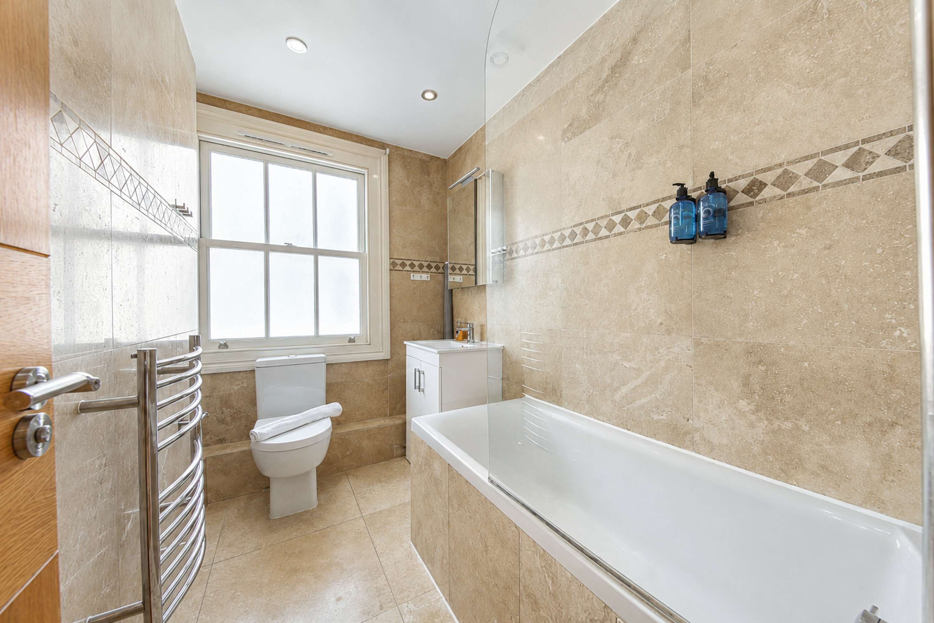 View Modern Bright 2 double Bed Mews House, St John's Wood sleeps 6 in Charles Lane 57 0 Modern Bright 2 double Bed Mews House, St John's Wood sleeps 6 in Charles Lane 57 0 - Property image 5 - VivreStays
