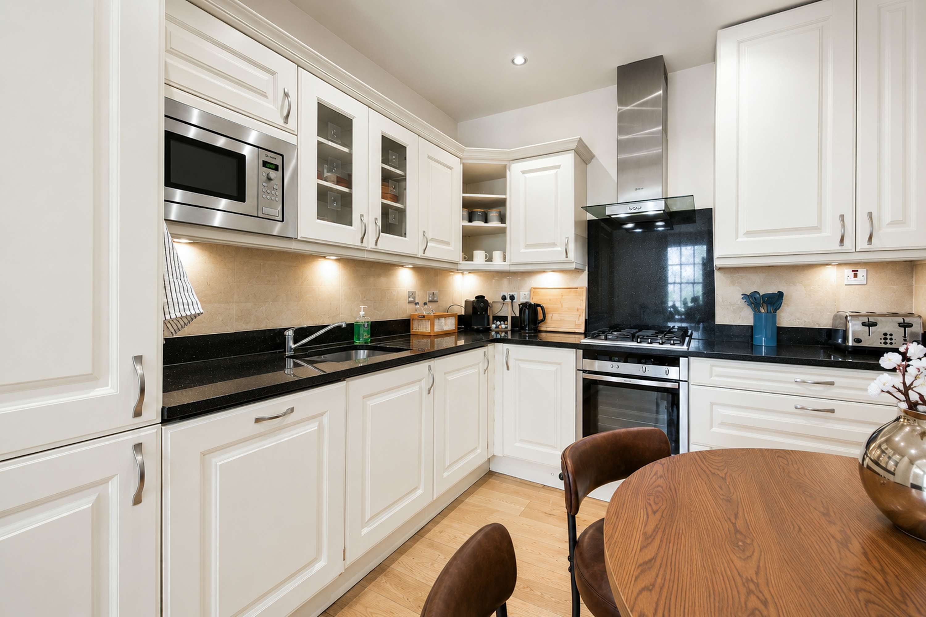 View Modern Bright 2 double Bed Mews House, St John's Wood sleeps 6 in Charles Lane 57 0 Modern Bright 2 double Bed Mews House, St John's Wood sleeps 6 in Charles Lane 57 0 - Property image 7 - VivreStays