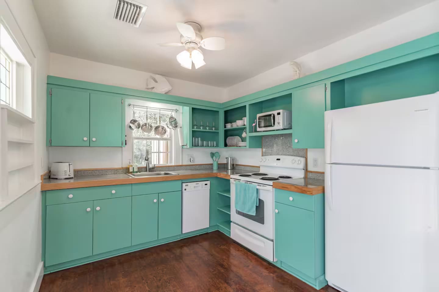 Iconic Coastal retreat close to Siesta Key Beach!