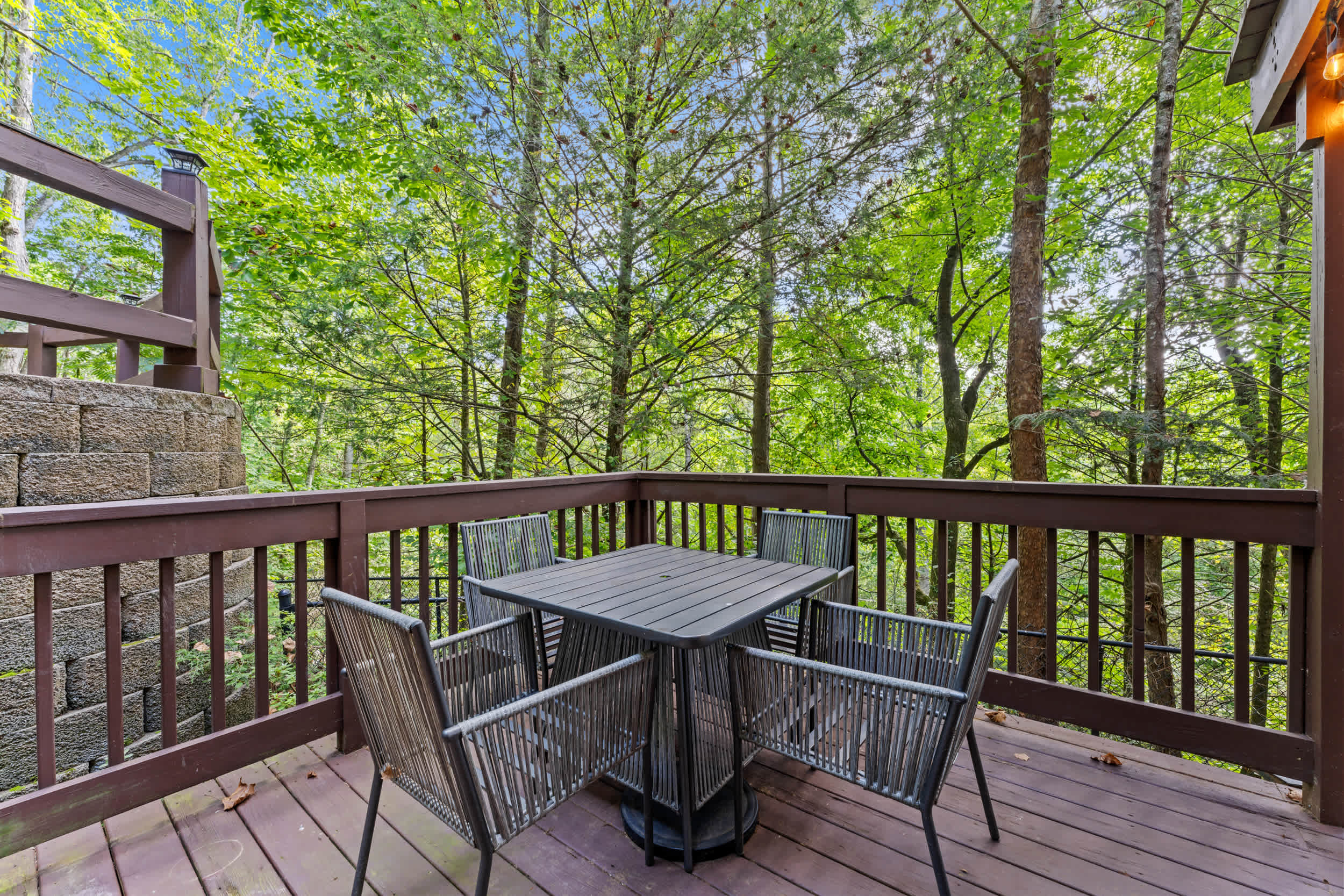 Deck w/ outdoor seating