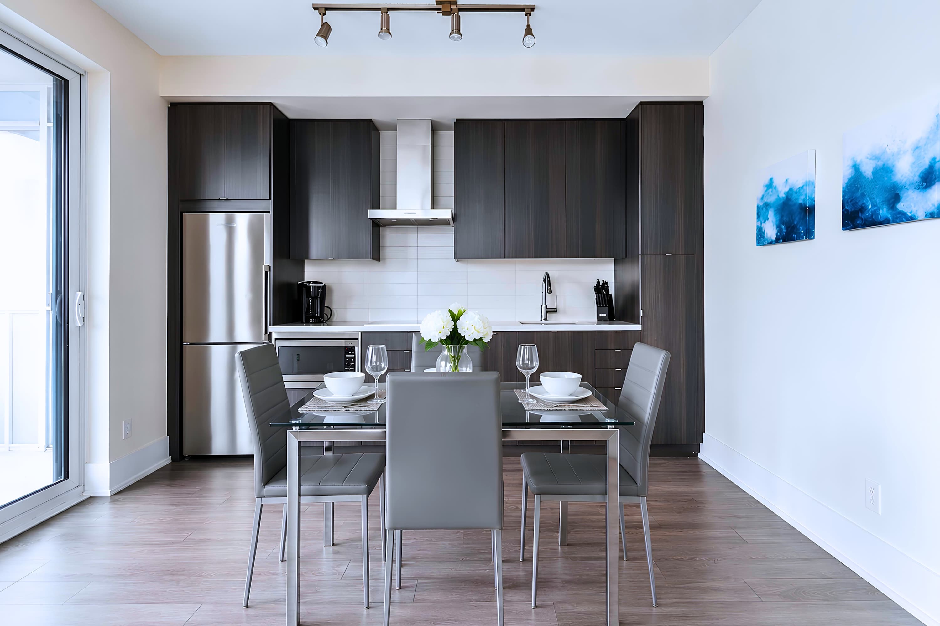 Modern kitchen and dining area fully equipped for your stay.