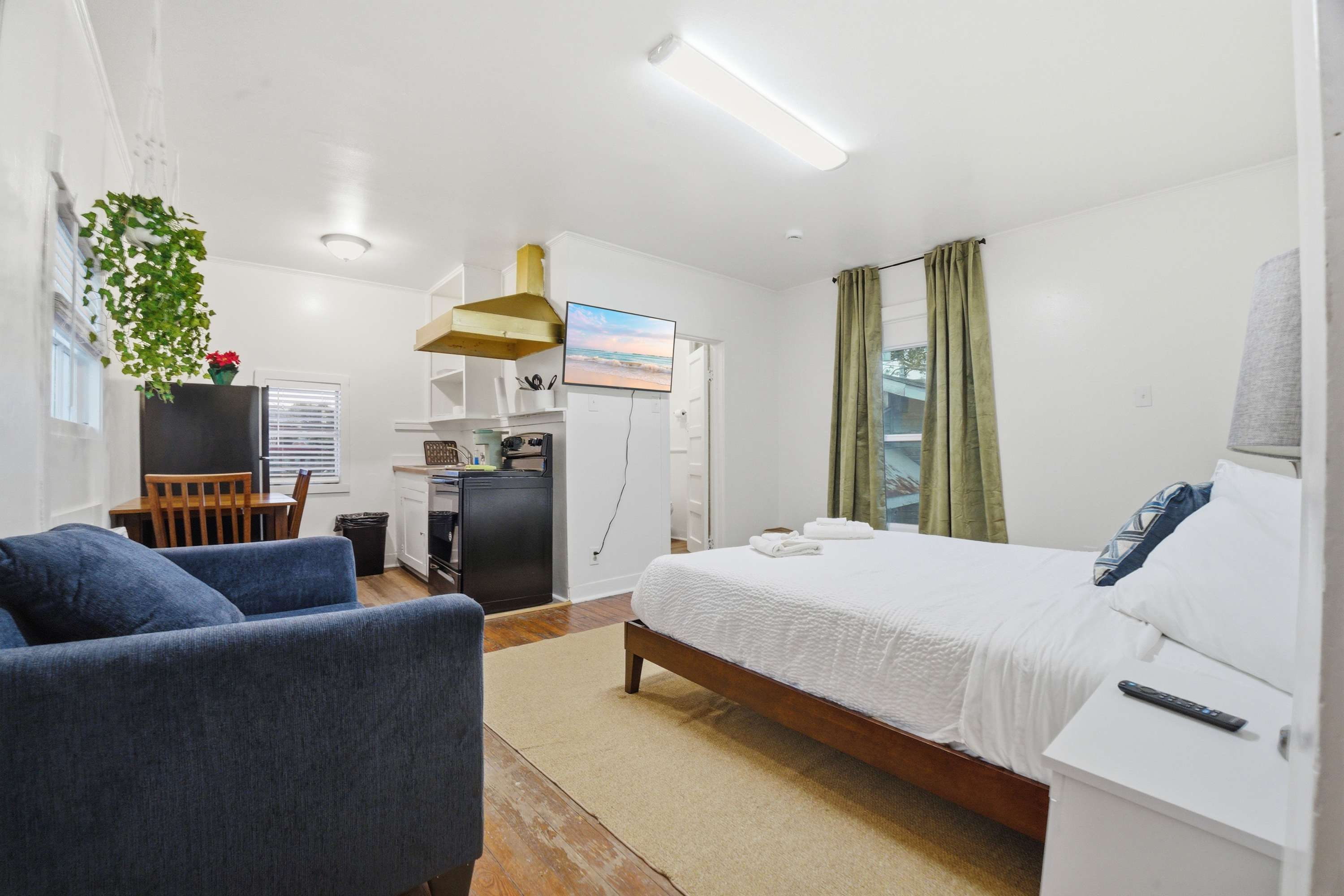 Cozy Modern Studio - Heart of Lafayette