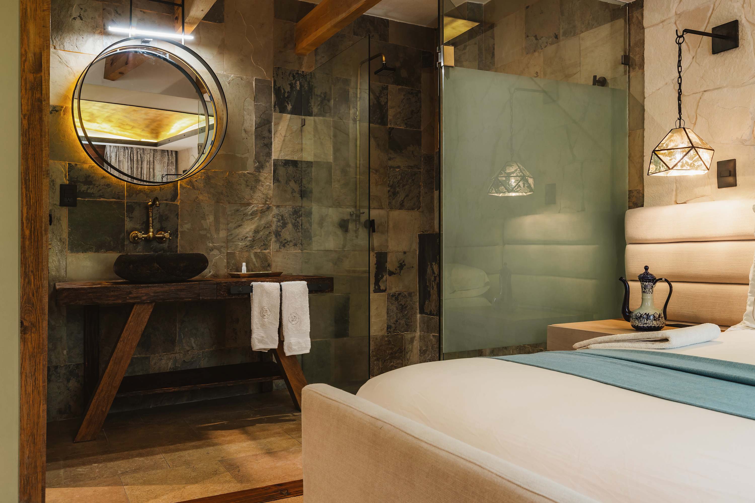 Casa Laja Hotel - Designer Queen Stay with Balcony