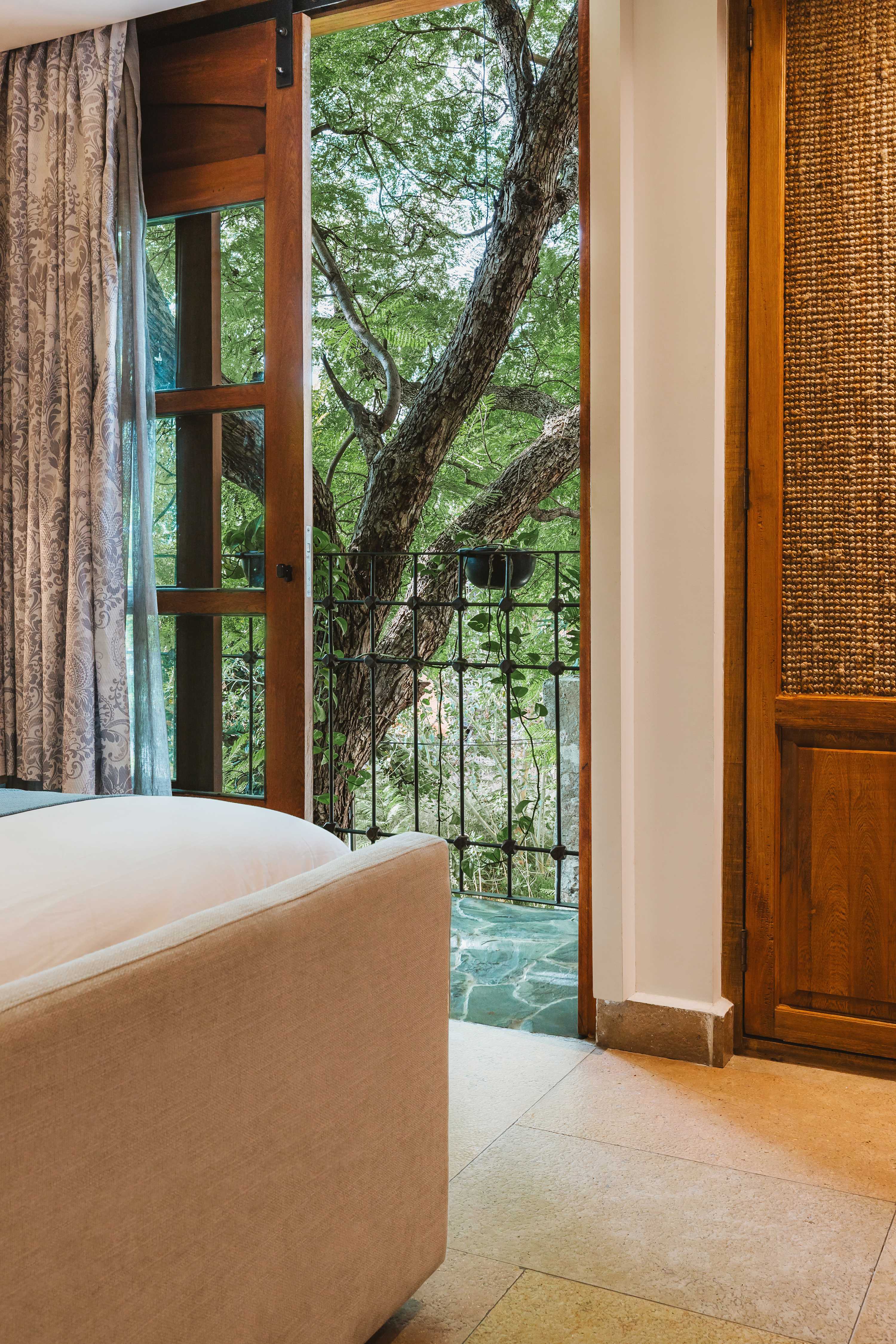 Casa Laja Hotel - Designer Queen Stay with Balcony