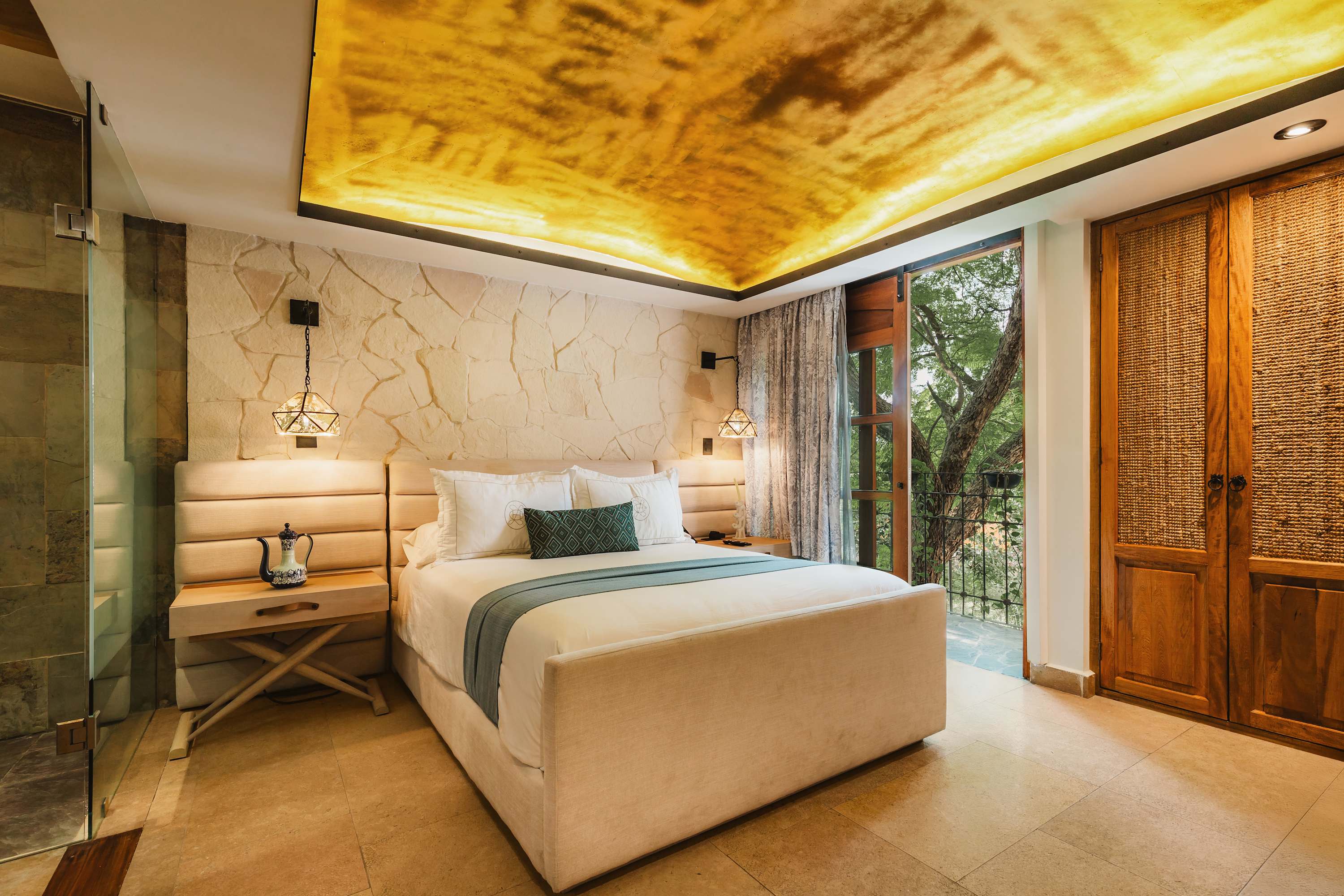 Casa Laja Hotel - Designer Queen Stay with Balcony