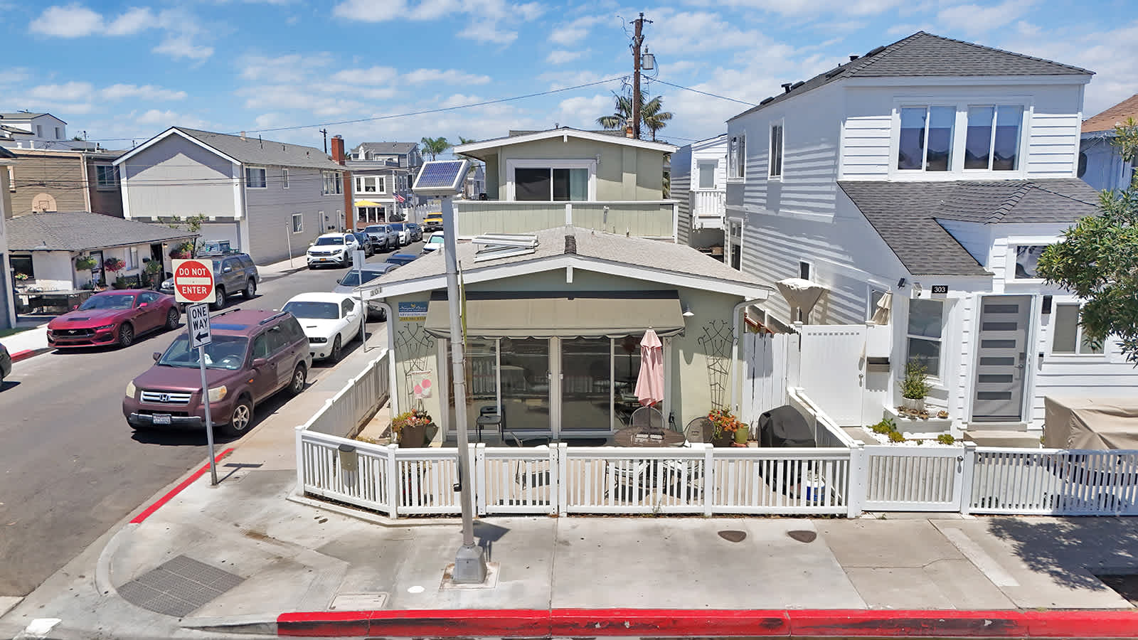 Lower Unit, Close to Restaurants, and Shopping 2