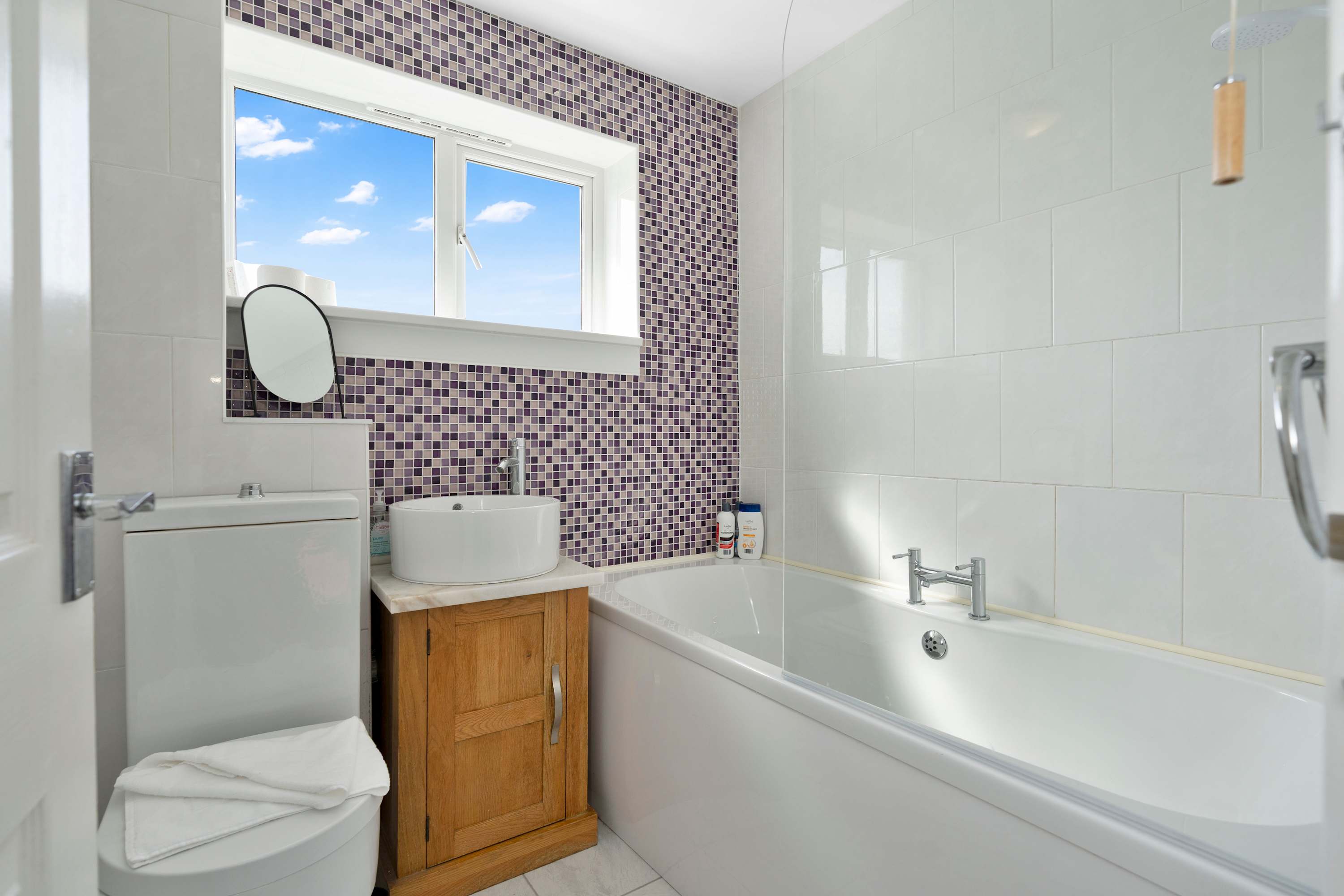 Easy Edinburgh Access, Parking,Near Rosslyn Chapel in Cameron Crescent 191 EH19 2PJ - Property image 4 - VivreStays