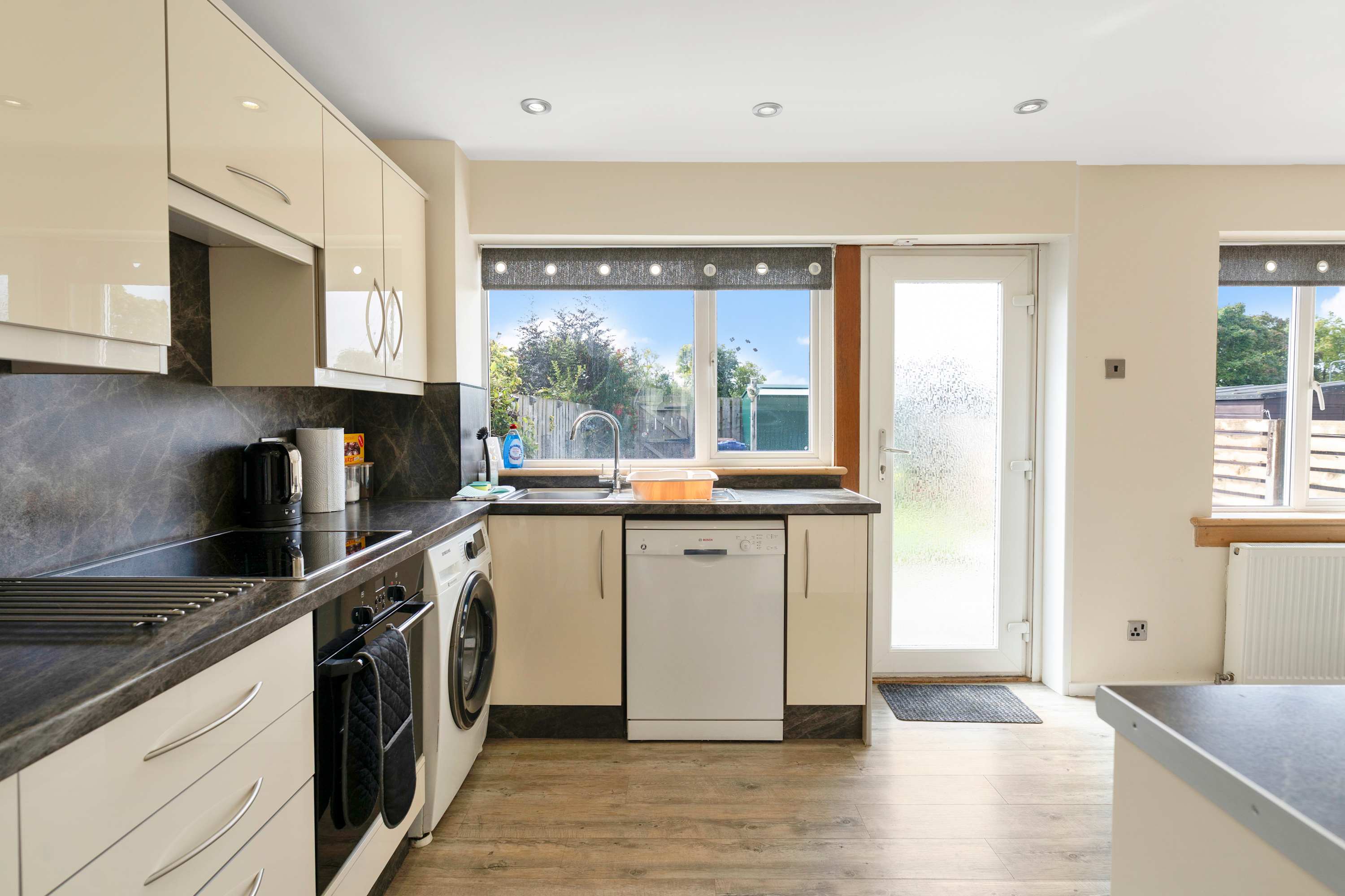 Easy Edinburgh Access, Parking,Near Rosslyn Chapel in Cameron Crescent 191 EH19 2PJ - Property image 2 - VivreStays