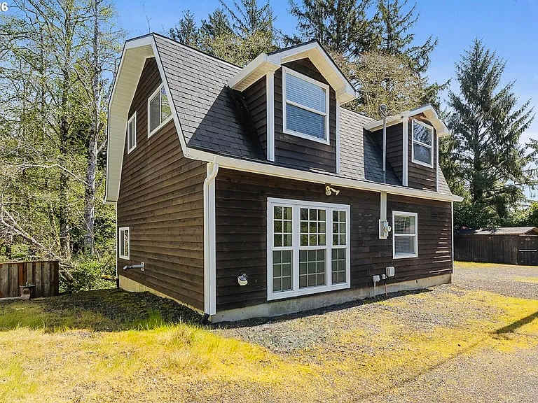 Cozy Coast Escape, Close to the Beach, Family Friendly