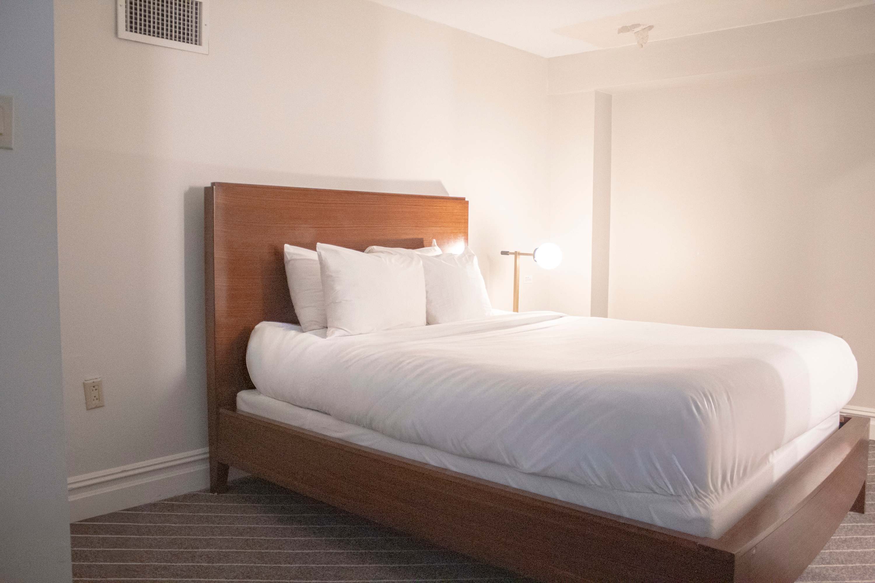 Loft Queen Suite in Central Philly - StayCozy