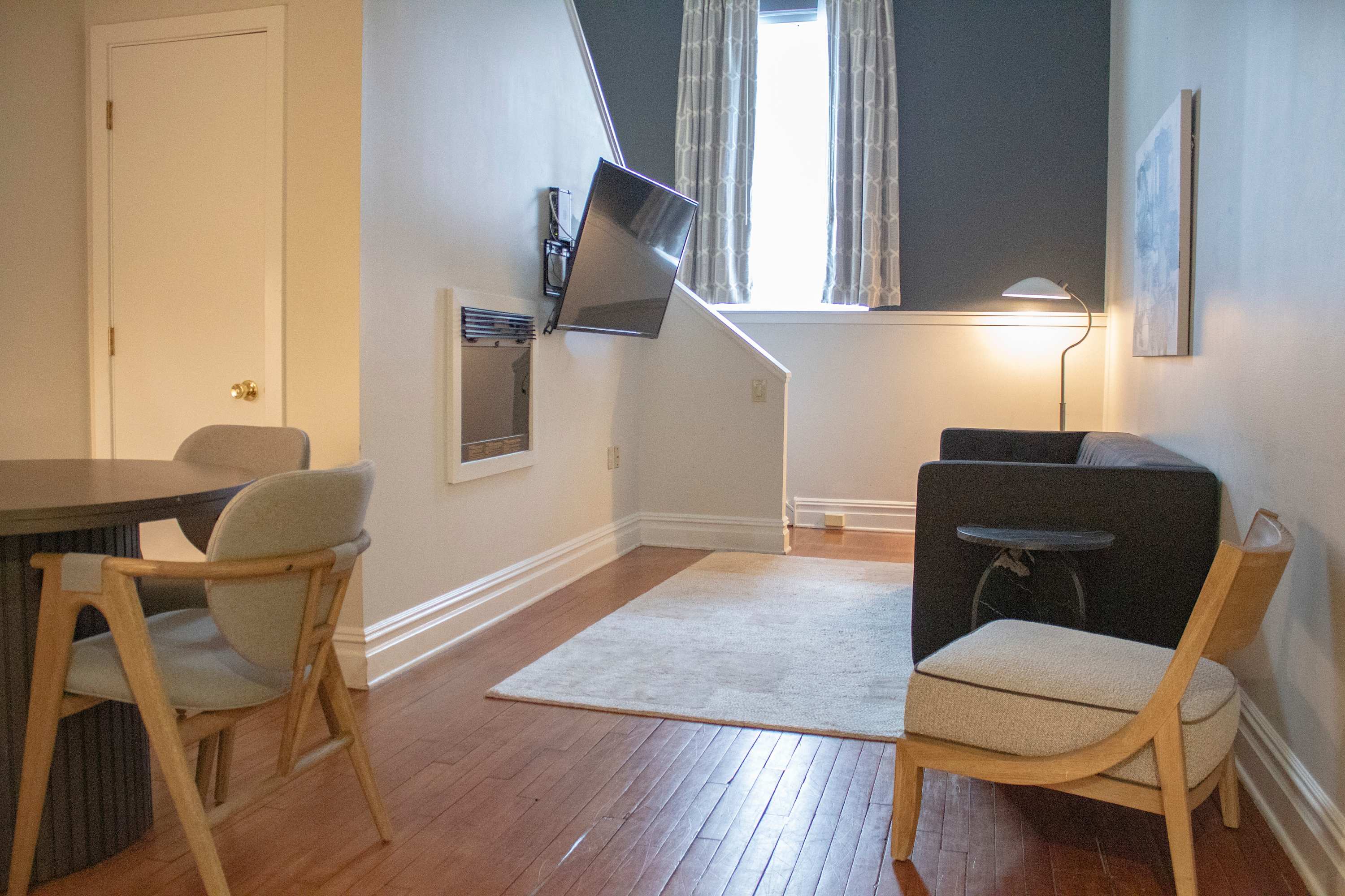 Loft Queen Suite in Central Philly - StayCozy