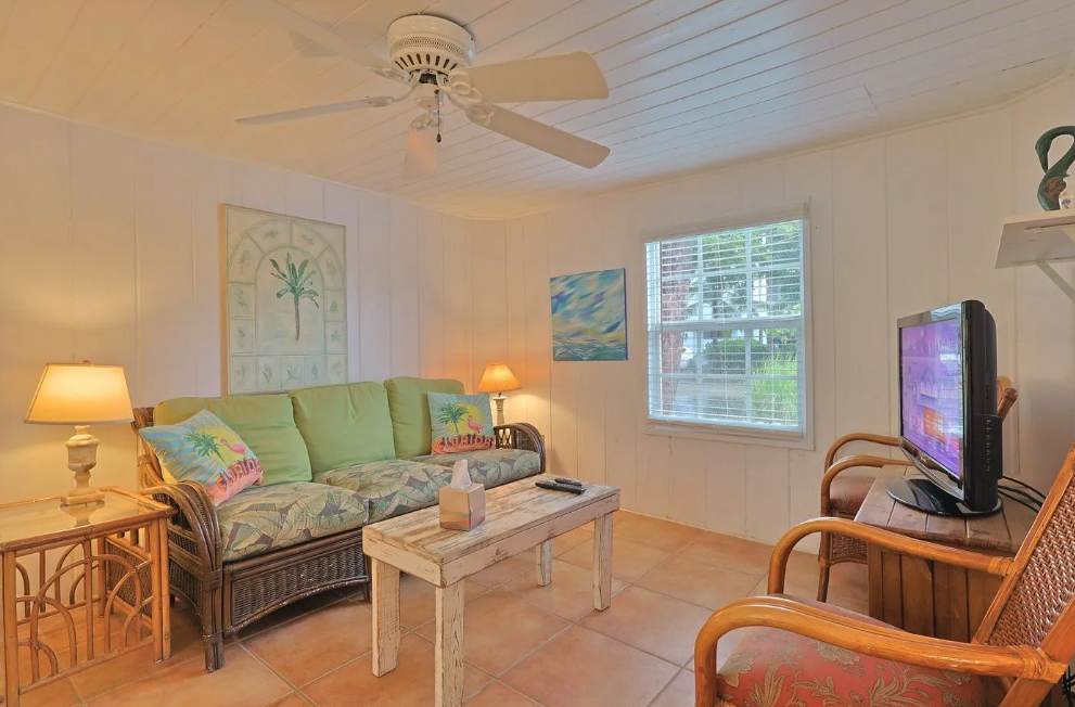 Pink Mango Cottage - Steps to Beach