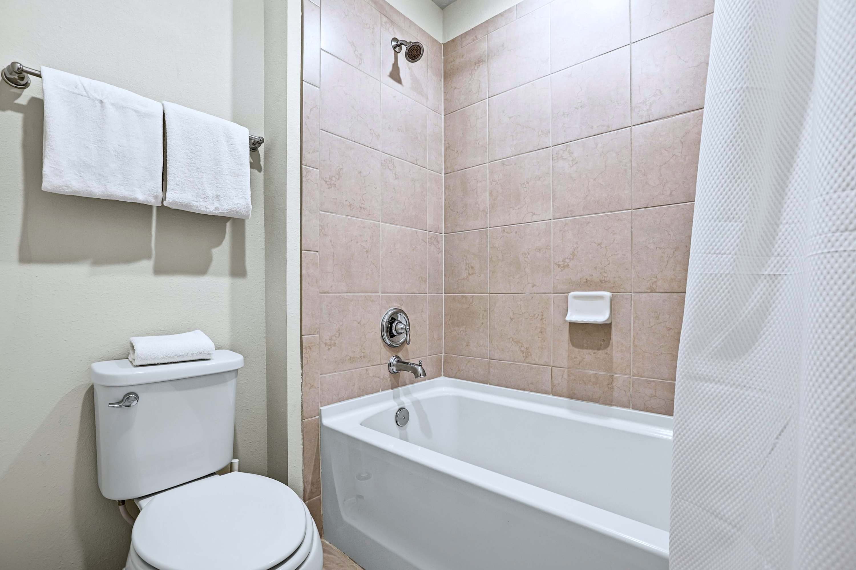 Relax with a versatile bathtub and shower setup, perfect for a quick rinse or a long soak. 