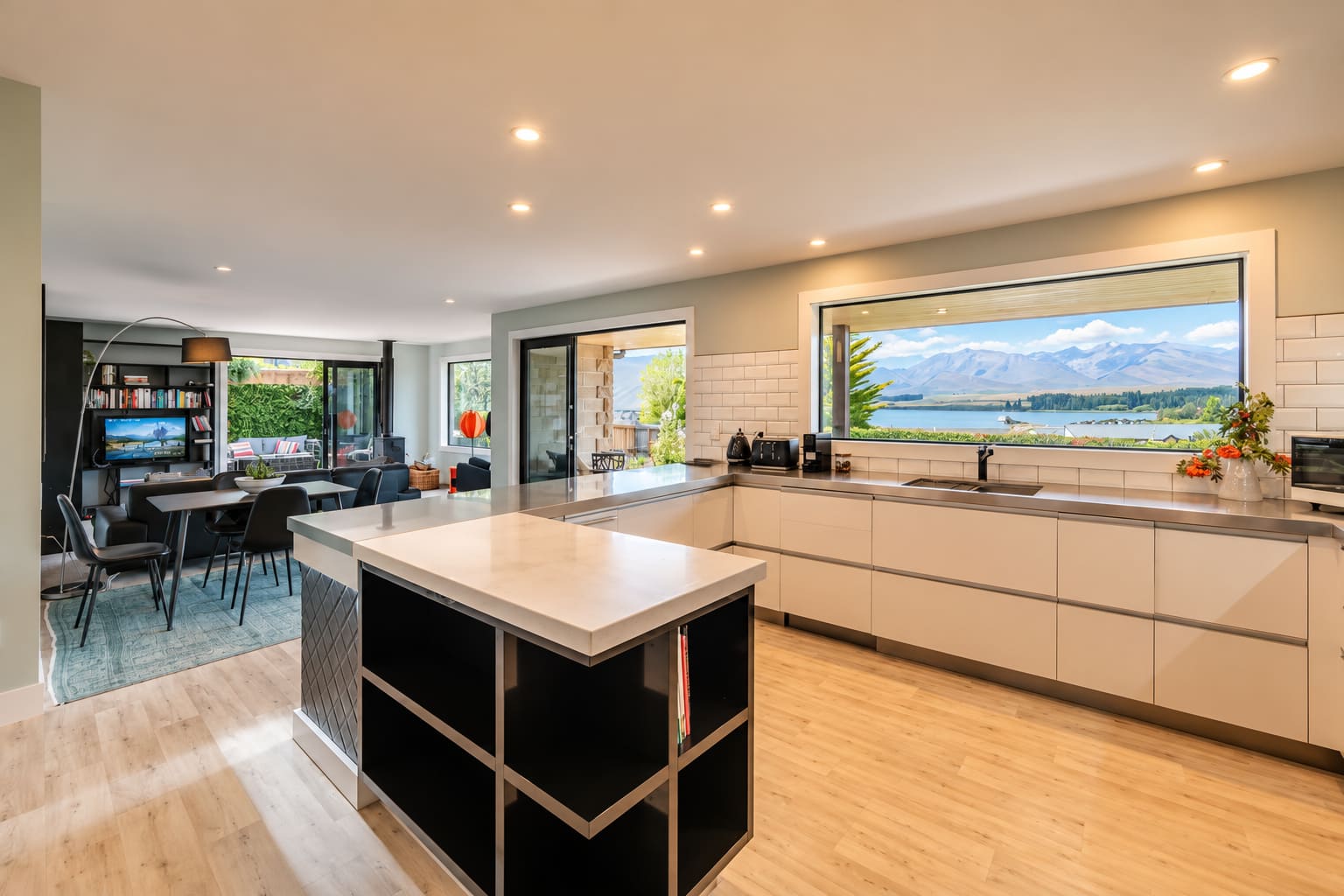 Tasman | 2BR with Fireplace + Hot Tub + BBQ