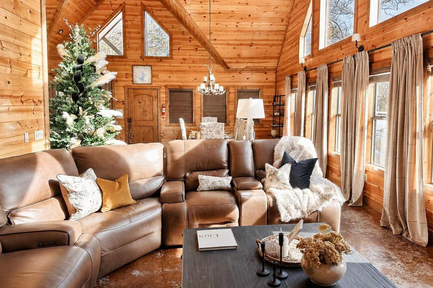 As Seen on TV! Safari Views + Hot Tub + Firepit
