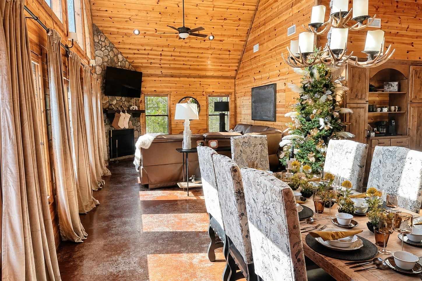 As Seen on TV! Safari Views + Hot Tub + Firepit