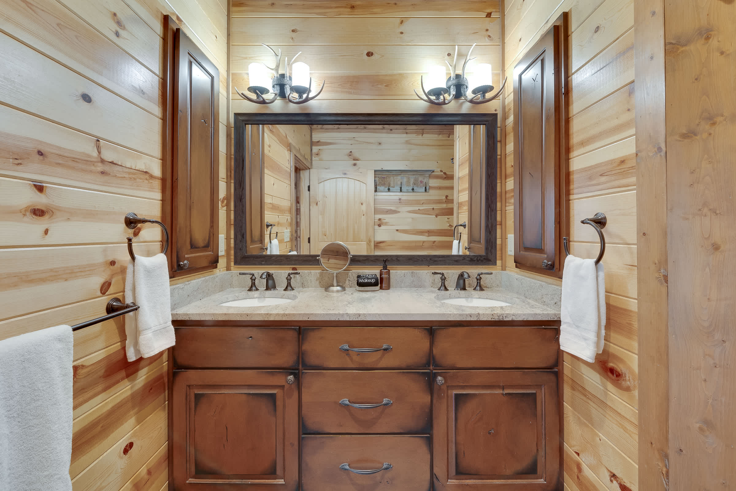 As Seen on TV! Safari Views + Hot Tub + Firepit