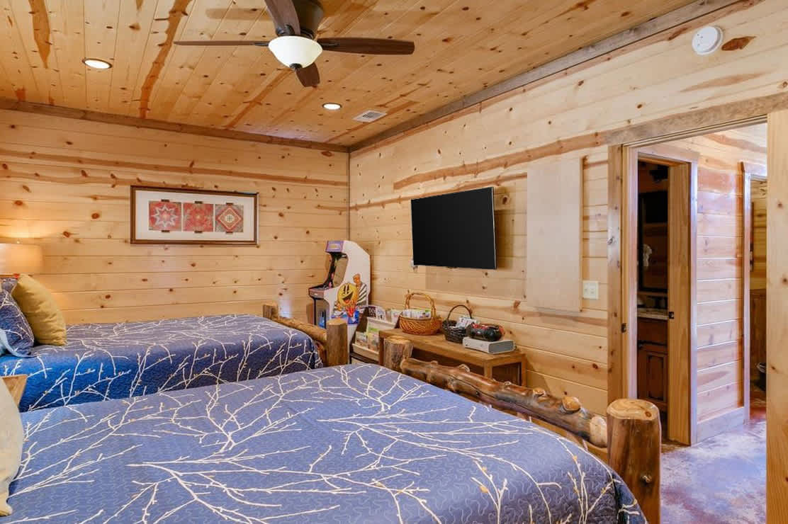 As Seen on TV! Safari Views + Hot Tub + Firepit