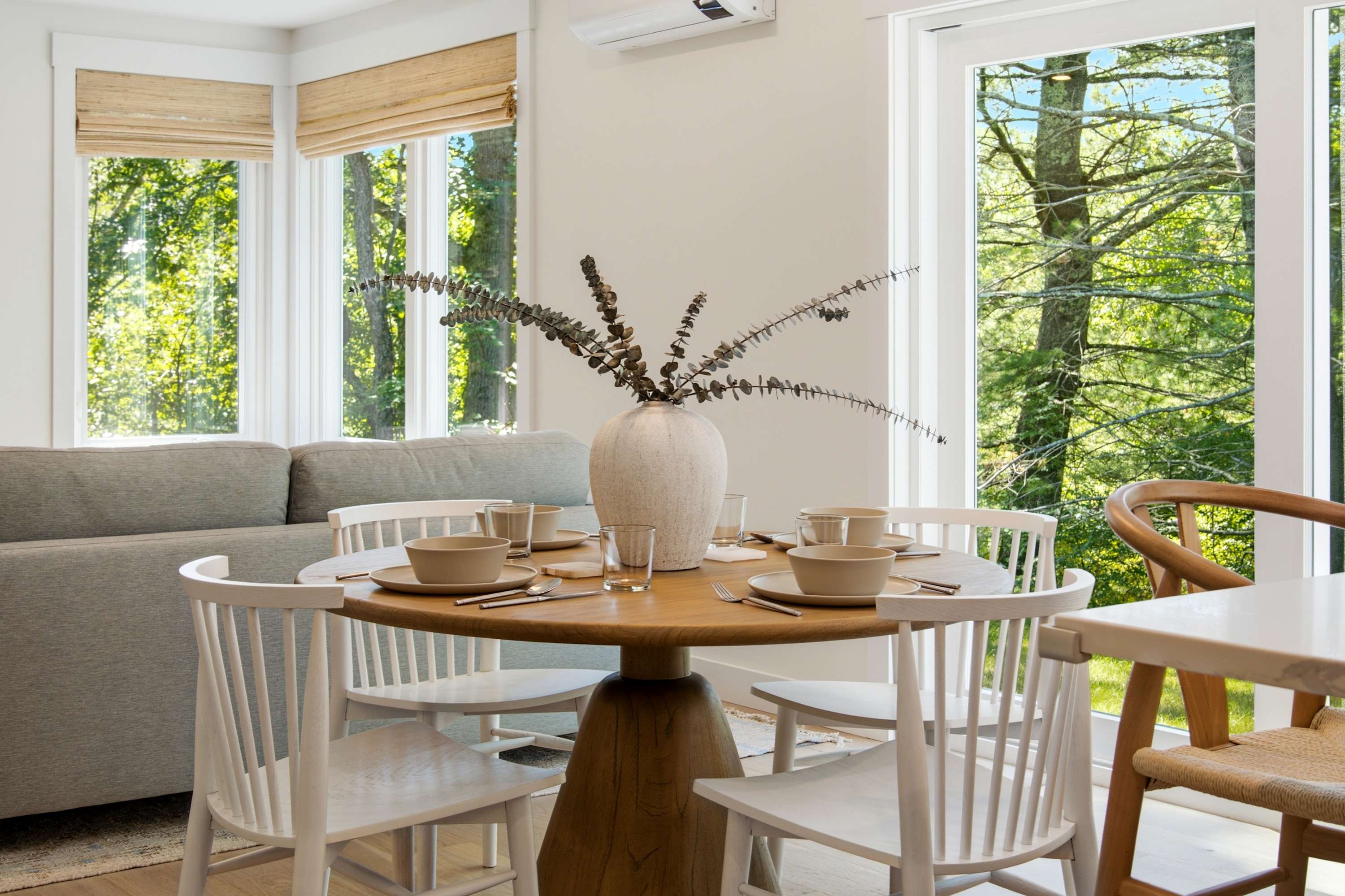 Make mealtime memories together in the dining area​