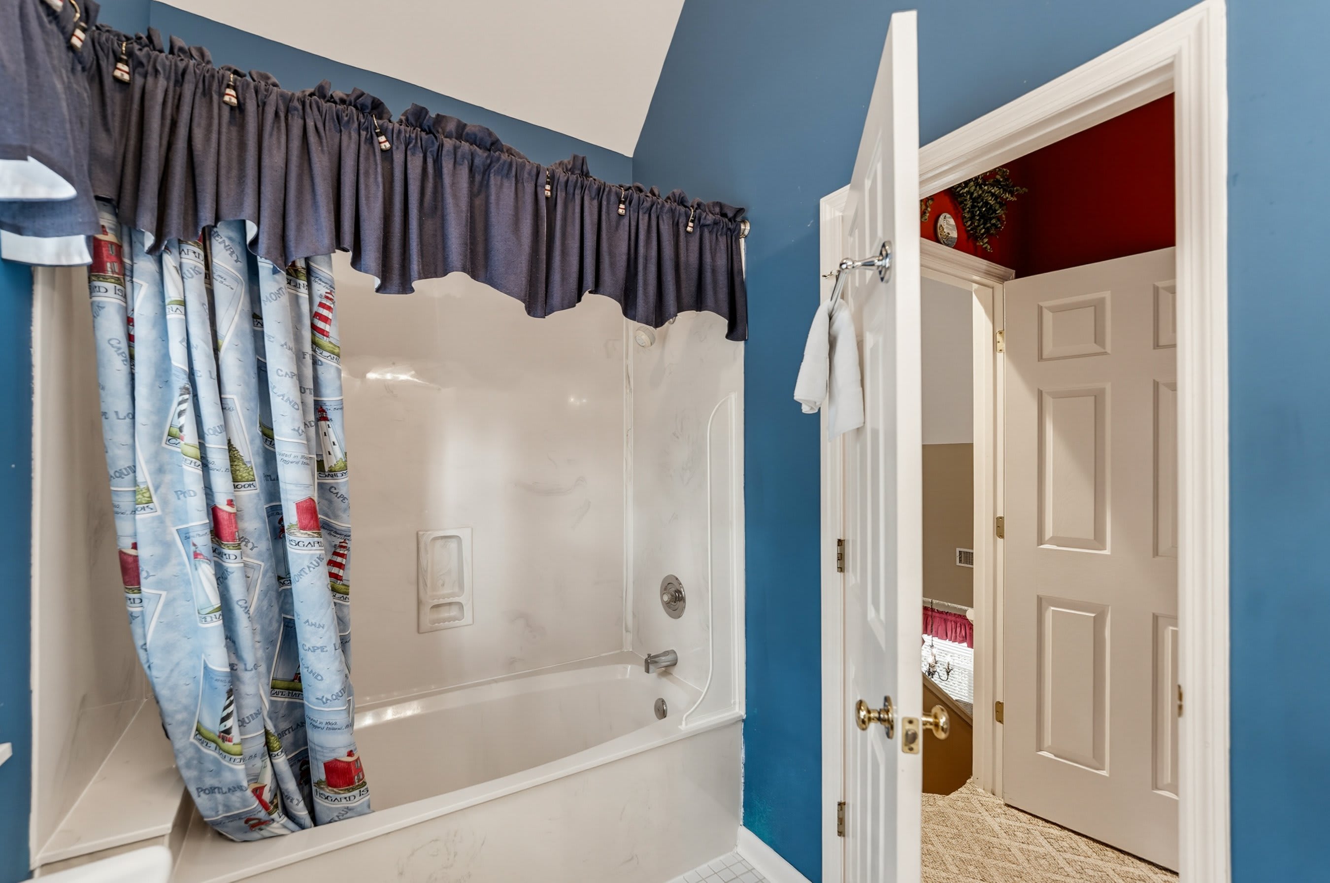 Primary Bathroom Upstairs with Tub/Shower Combo