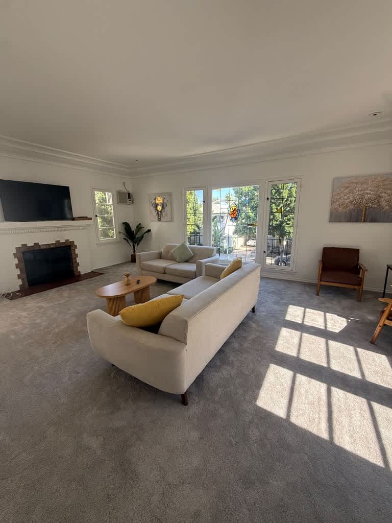 Spacious 3 Bedroom Stay in Beverly Hills