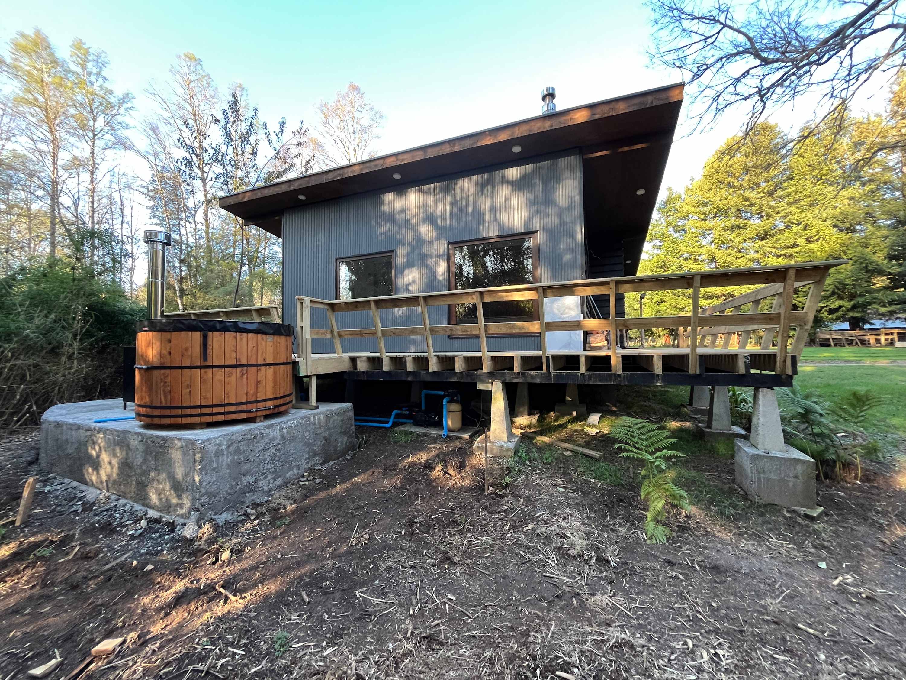 Cypress Cabin - Riverside Hot Tub, BBQ & WiFi