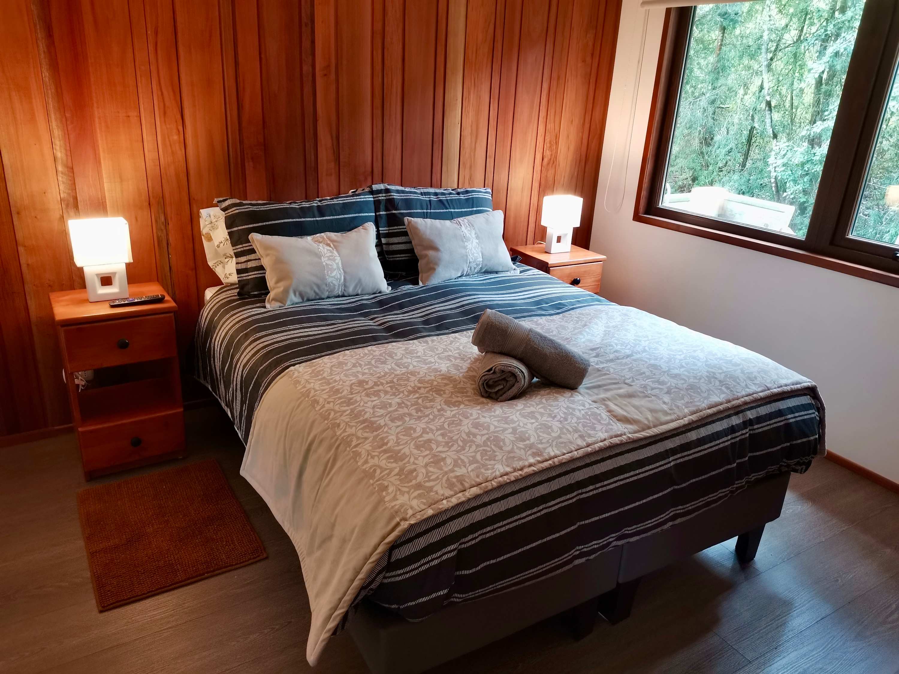 Oak Cabin - Hot Tub, BBQ, WiFi & Riverside