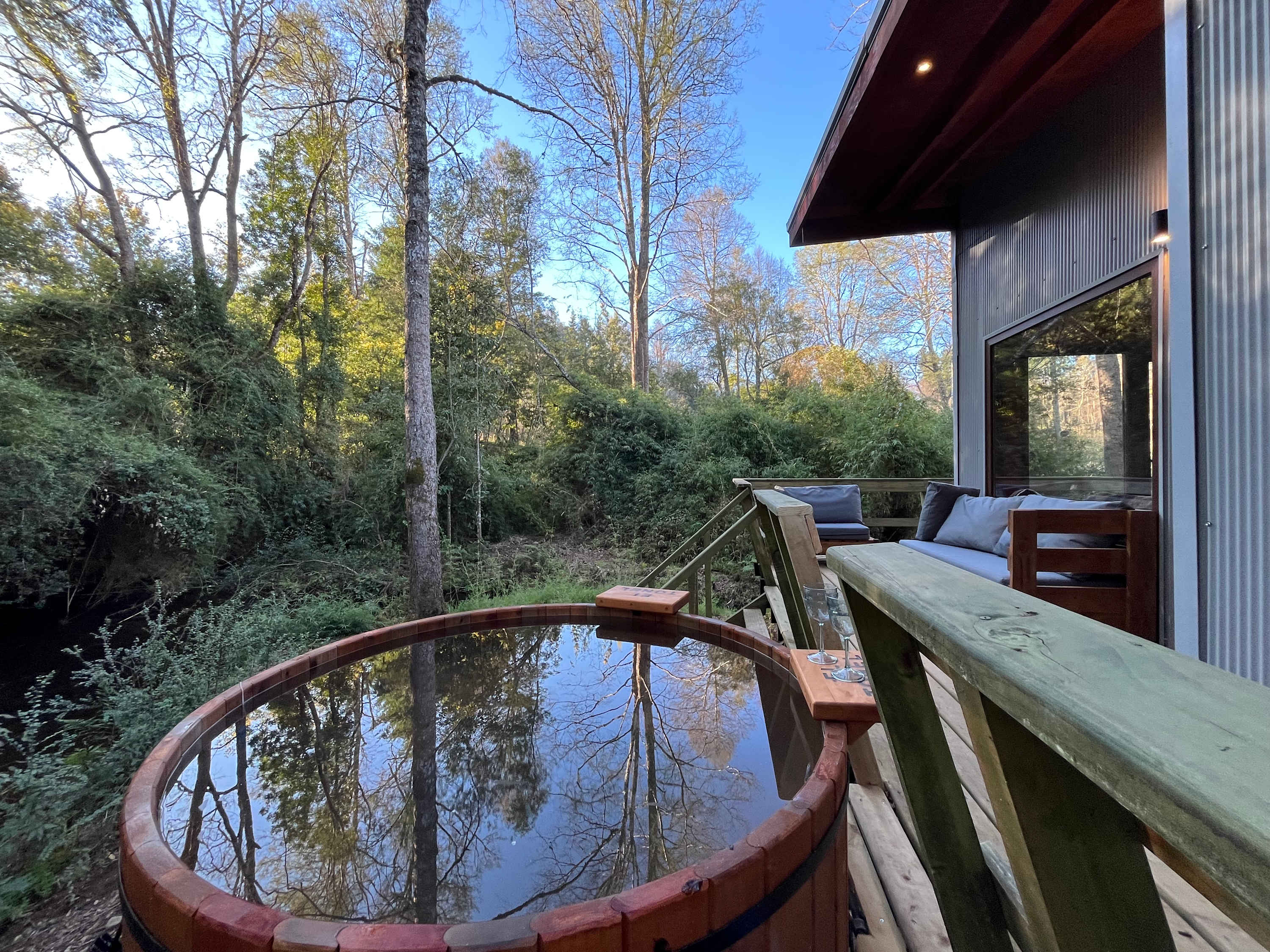 Oak Cabin - Hot Tub, BBQ, WiFi & Riverside