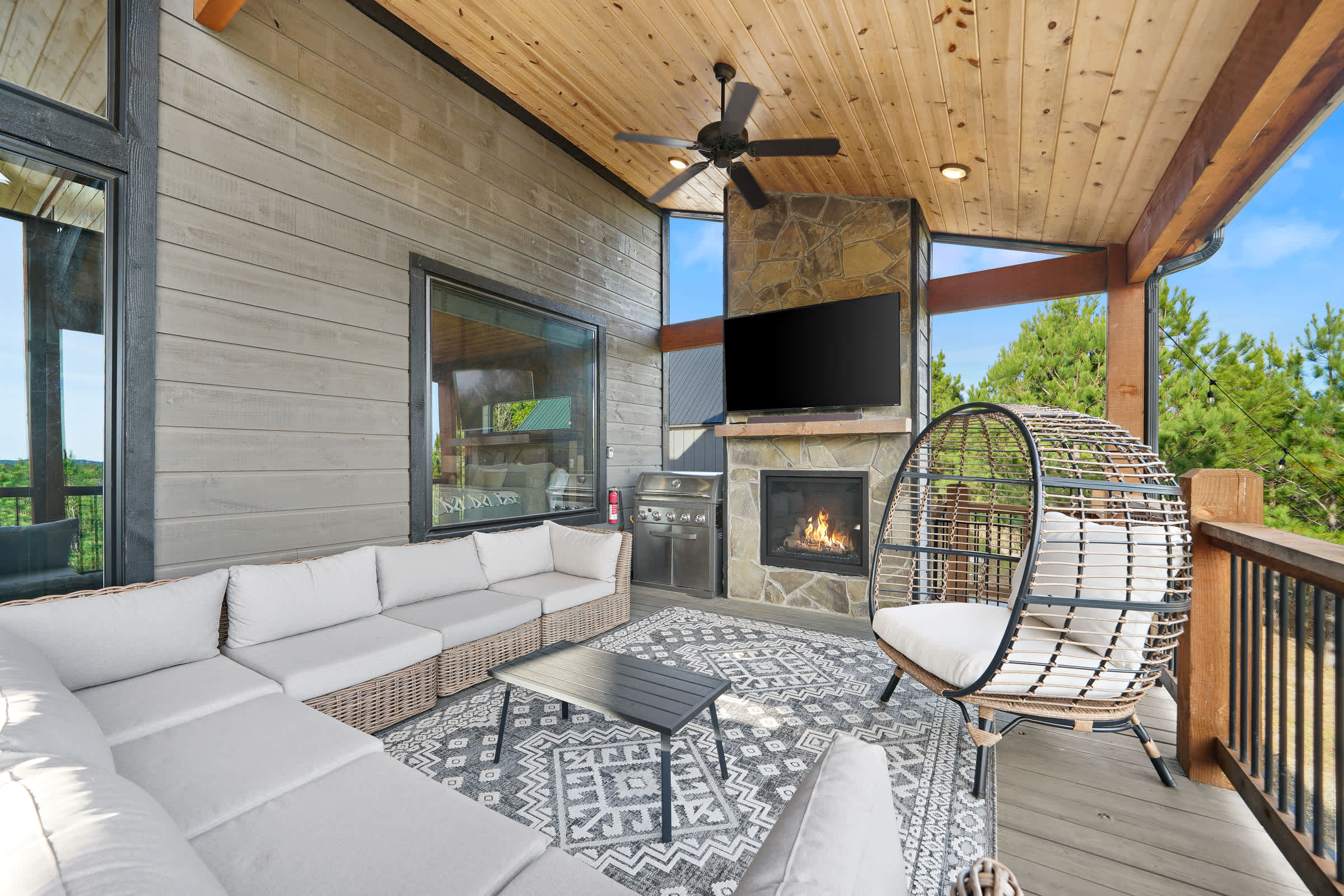 New! Cave Table Road! Fun Views! Hot Tub! Firepit!