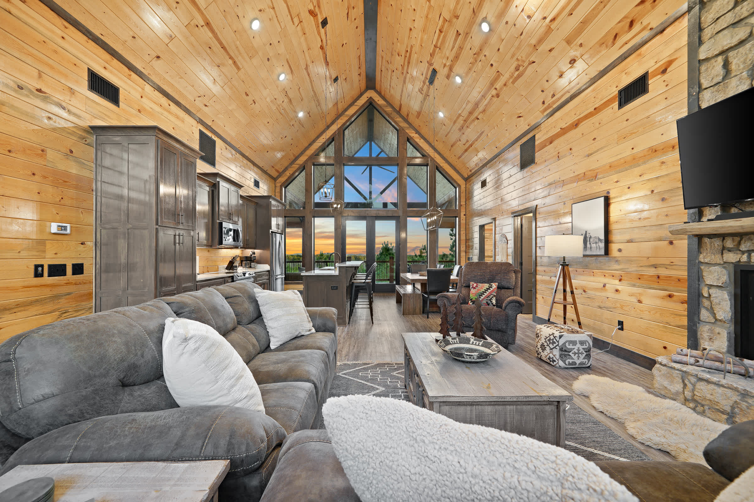 New! Cave Table Road! Fun Views! Hot Tub! Firepit!