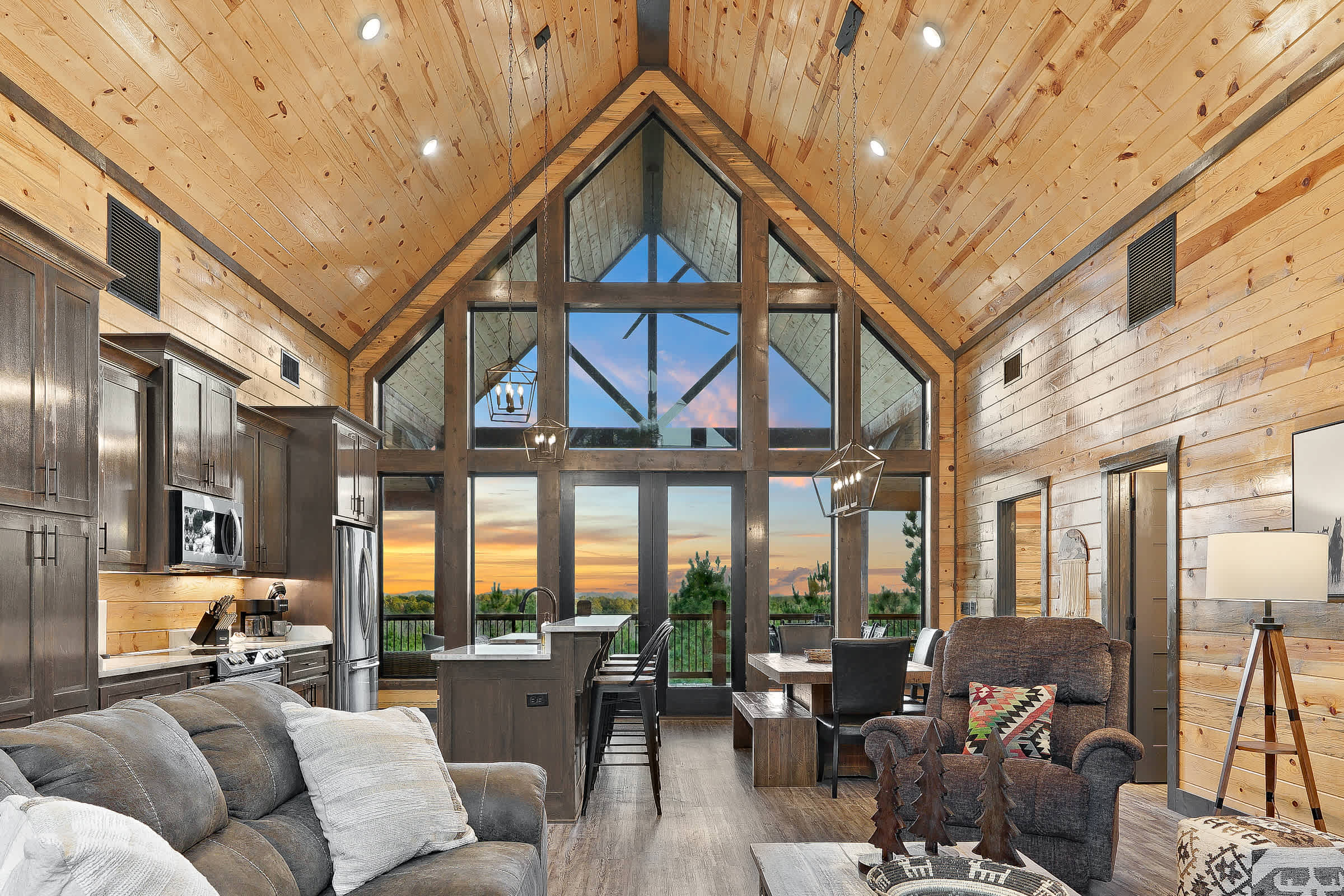 New! Cave Table Road! Fun Views! Hot Tub! Firepit!
