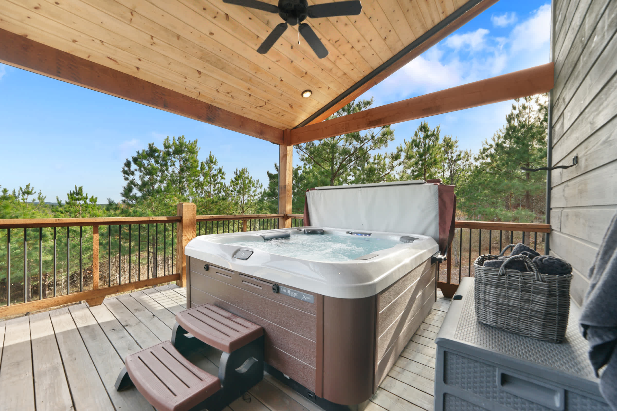 New! Cave Table Road! Fun Views! Hot Tub! Firepit!
