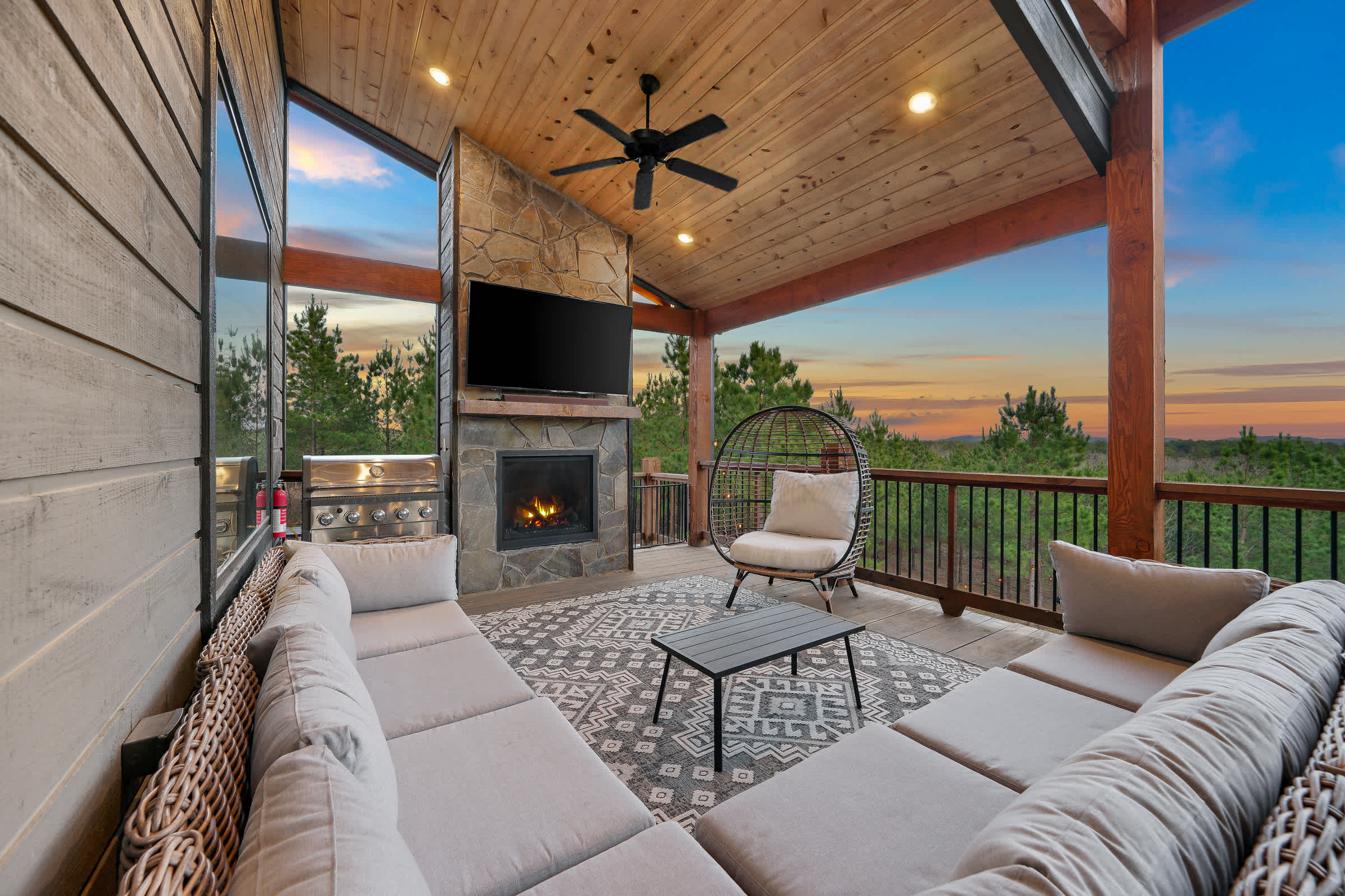 New! Cave Table Road! Fun Views! Hot Tub! Firepit!