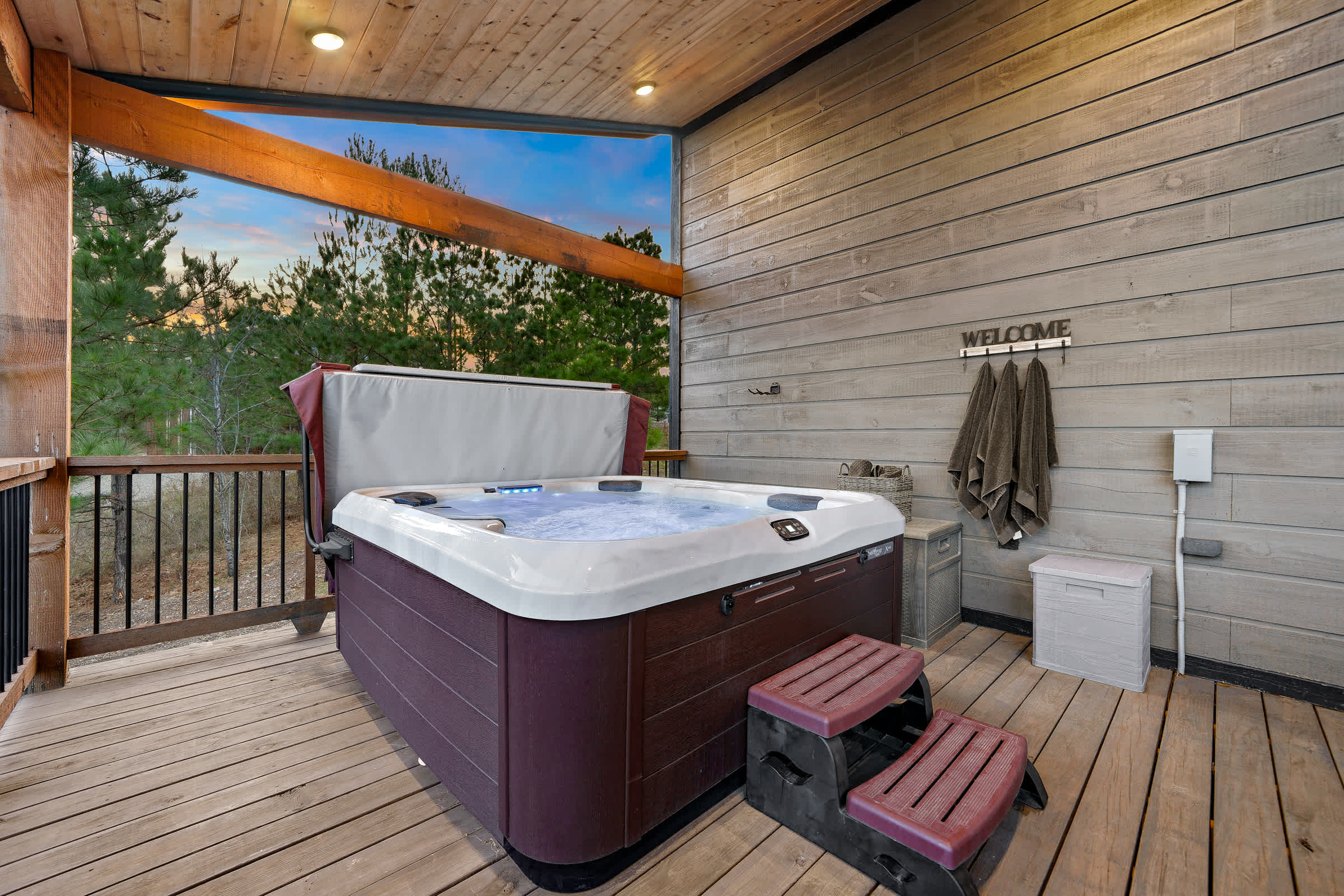 New! Cave Table Road! Fun Views! Hot Tub! Firepit!