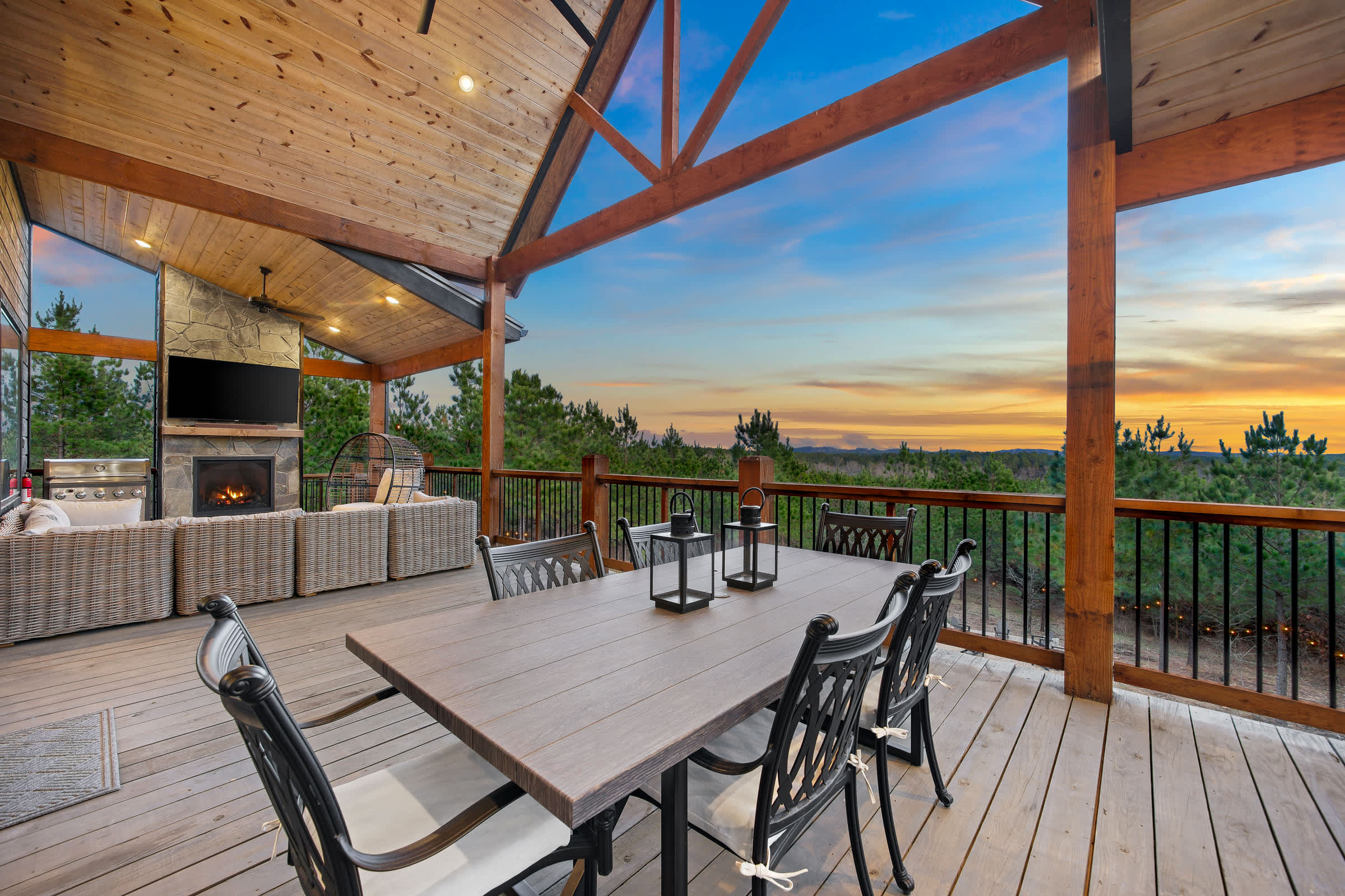 New! Cave Table Road! Fun Views! Hot Tub! Firepit!
