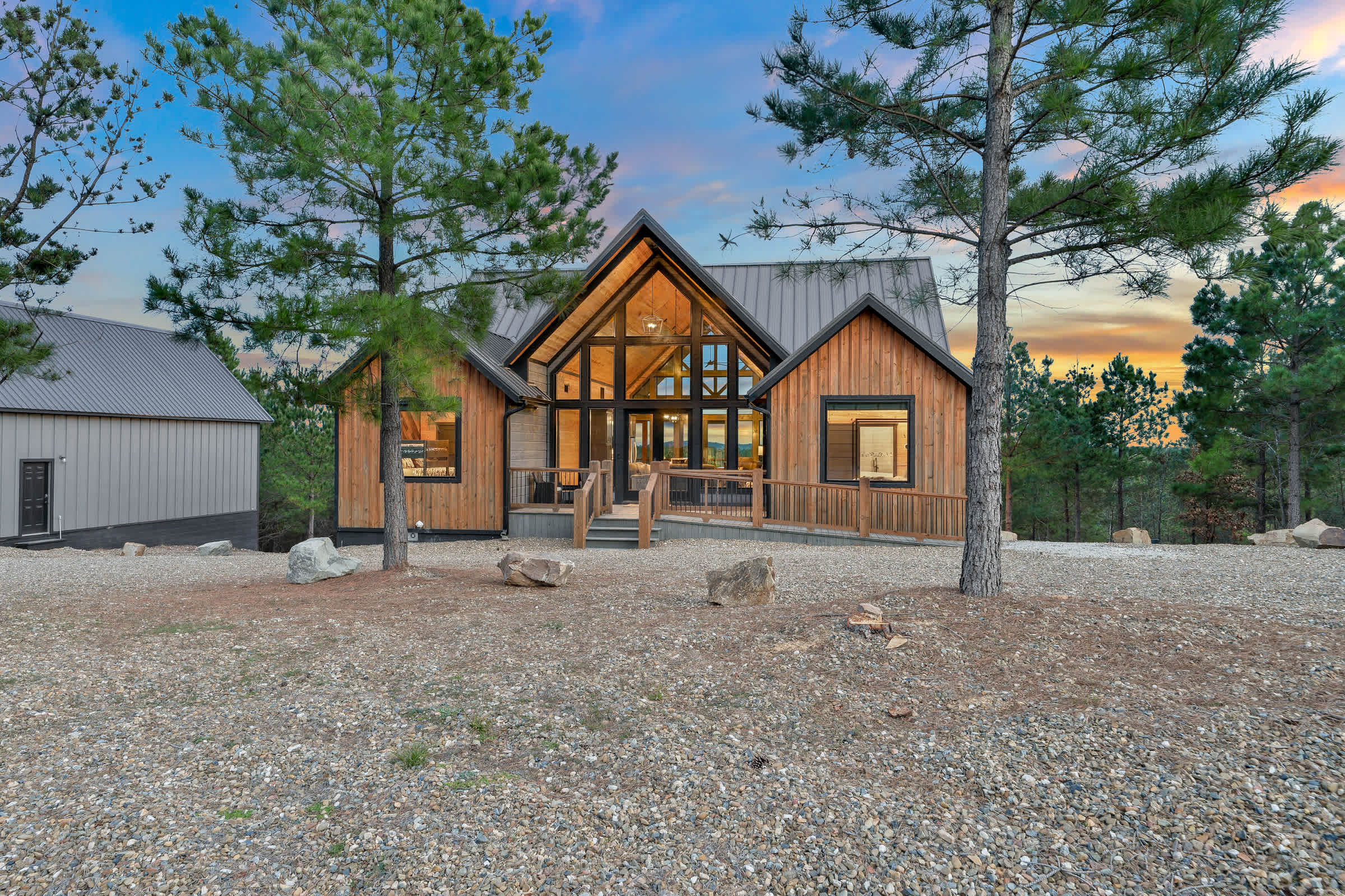 New! Cave Table Road! Fun Views! Hot Tub! Firepit!