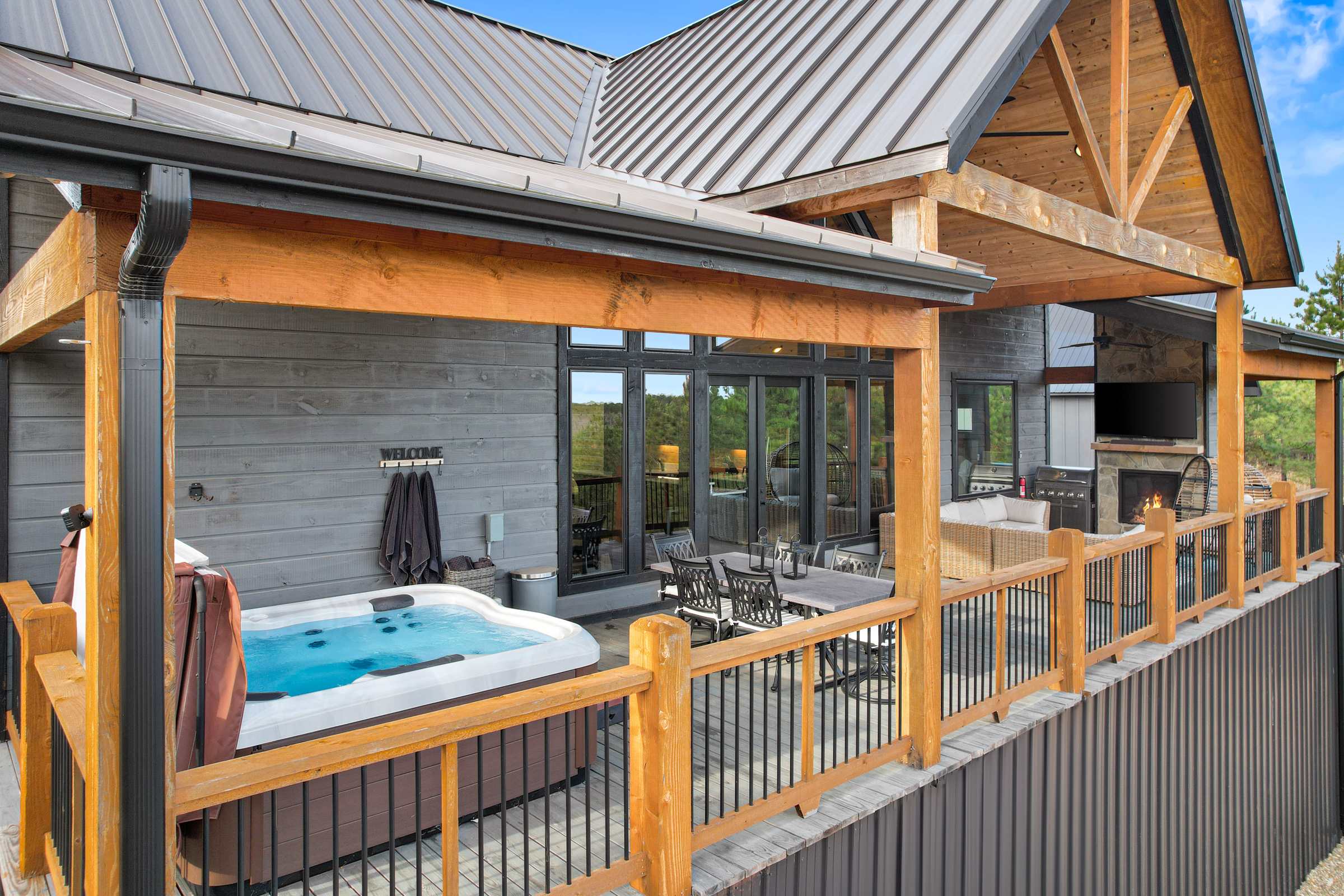 New! Cave Table Road! Fun Views! Hot Tub! Firepit!