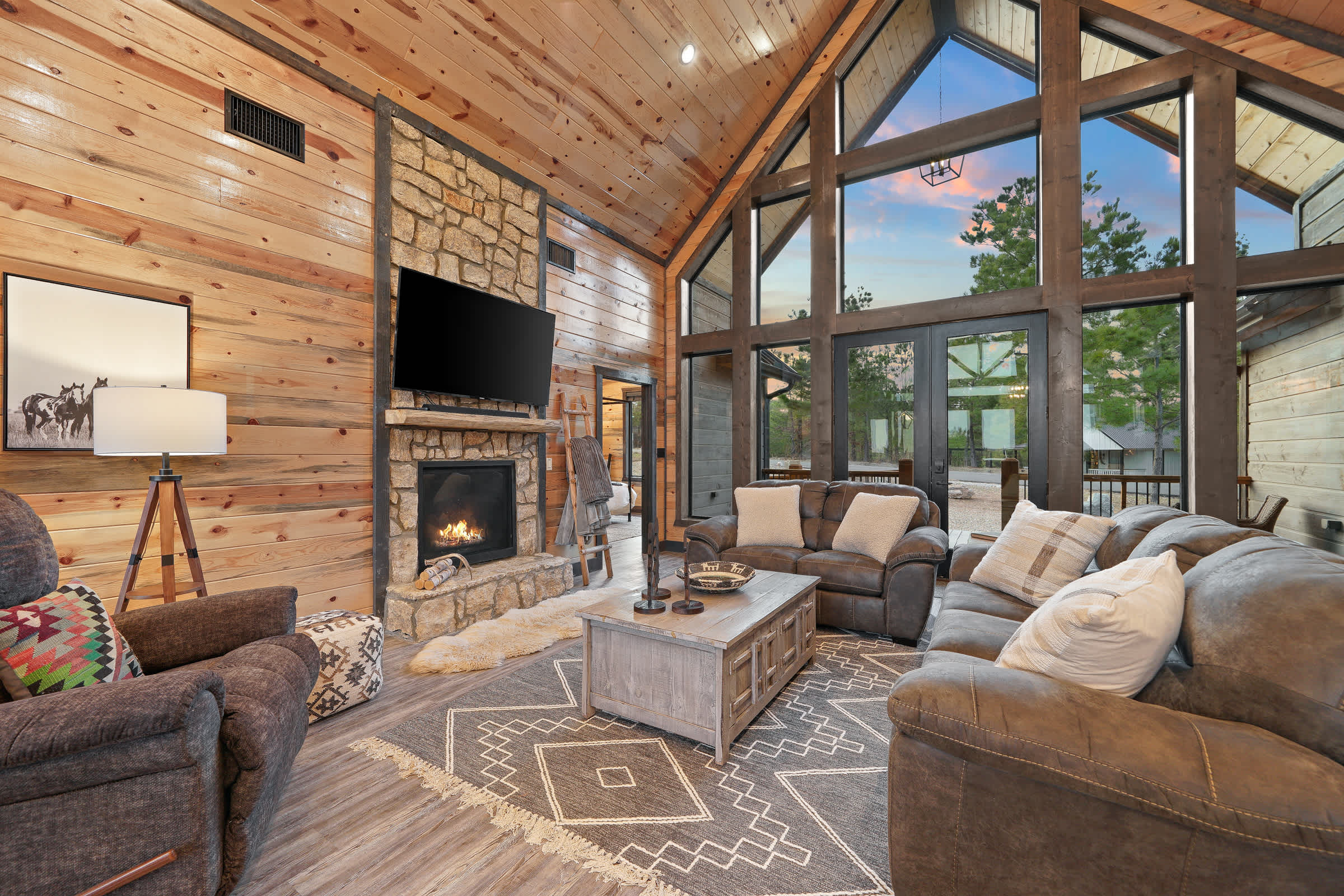 New! Cave Table Road! Fun Views! Hot Tub! Firepit!