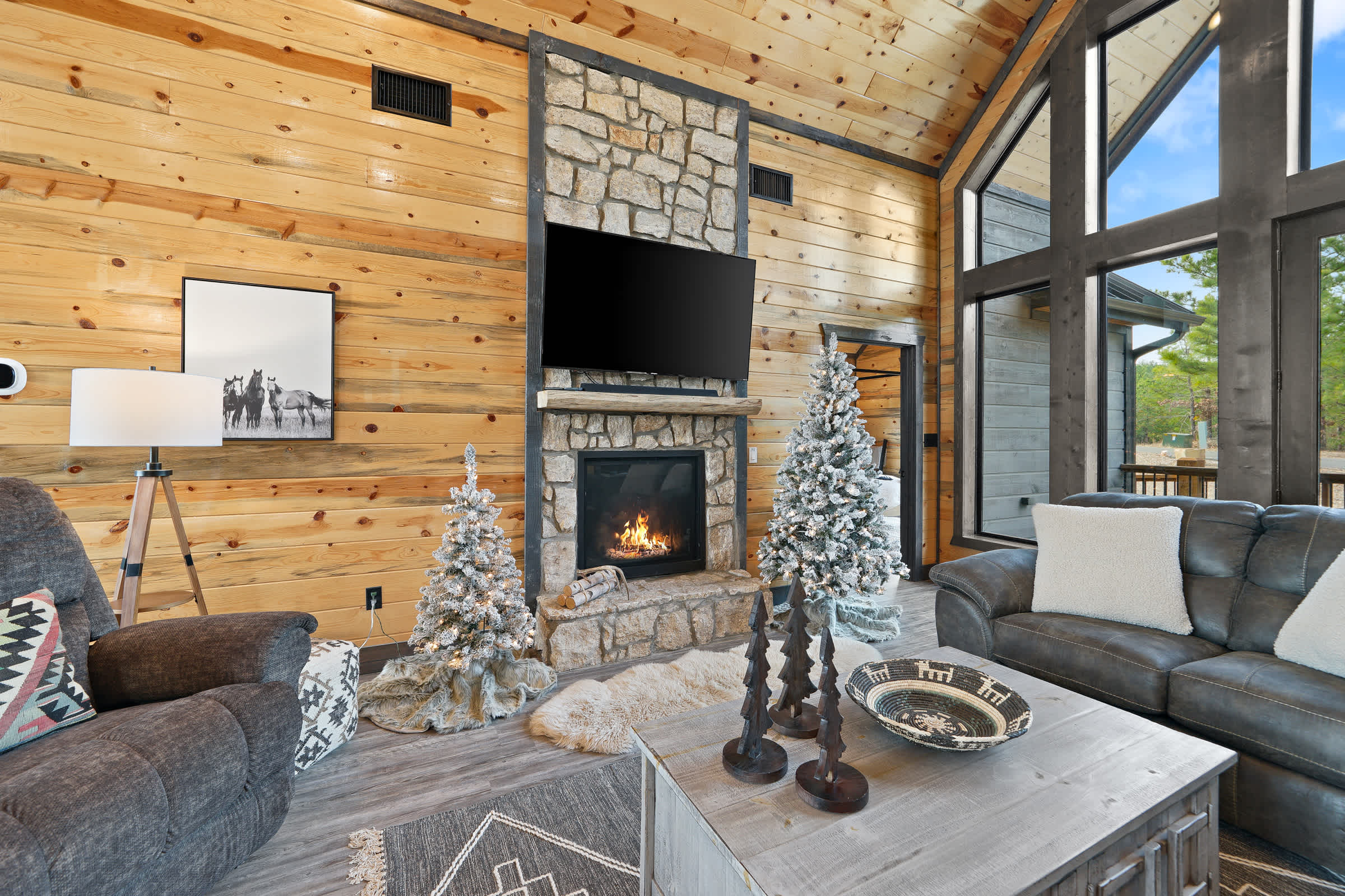 New! Cave Table Road! Fun Views! Hot Tub! Firepit!