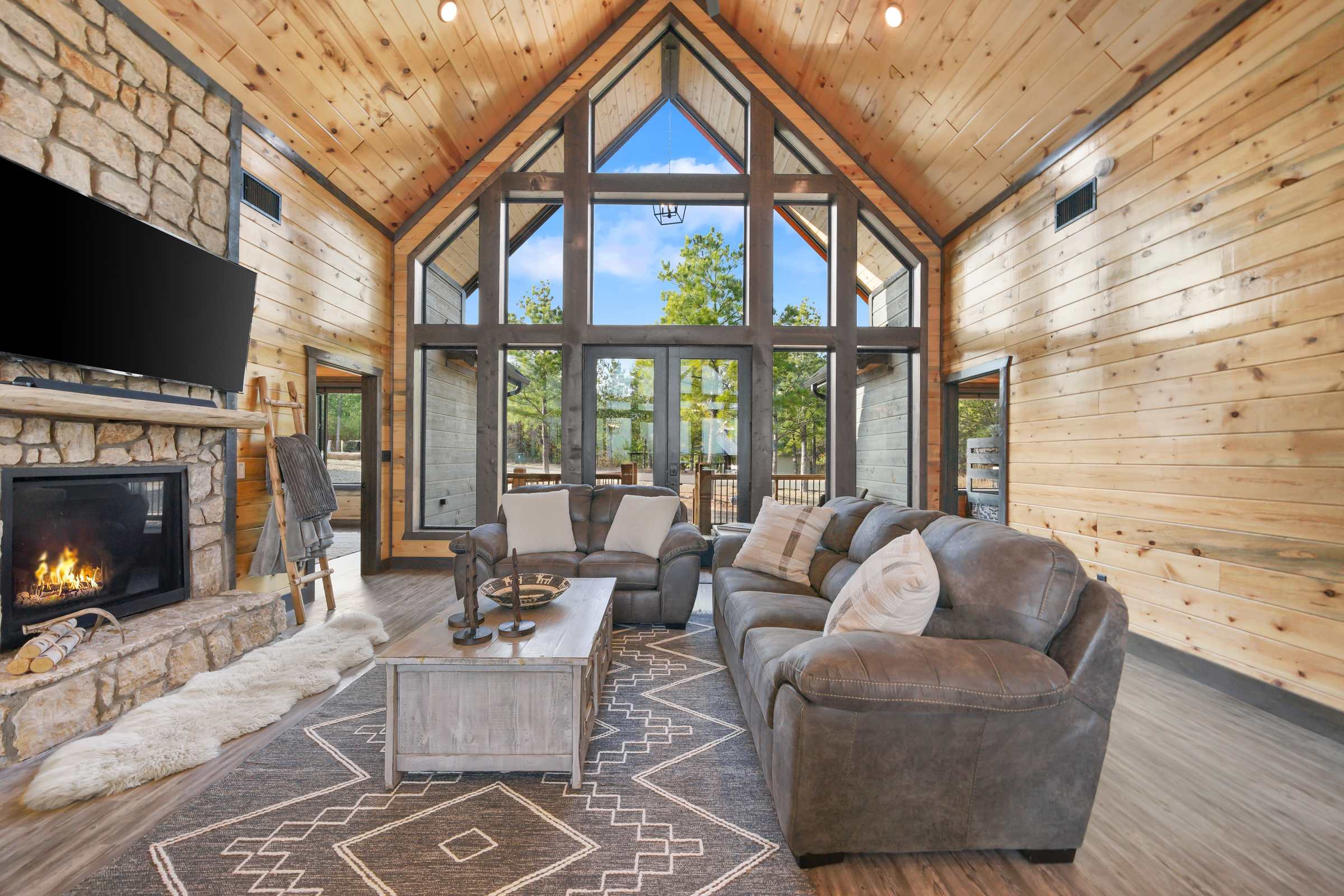 New! Cave Table Road! Fun Views! Hot Tub! Firepit!