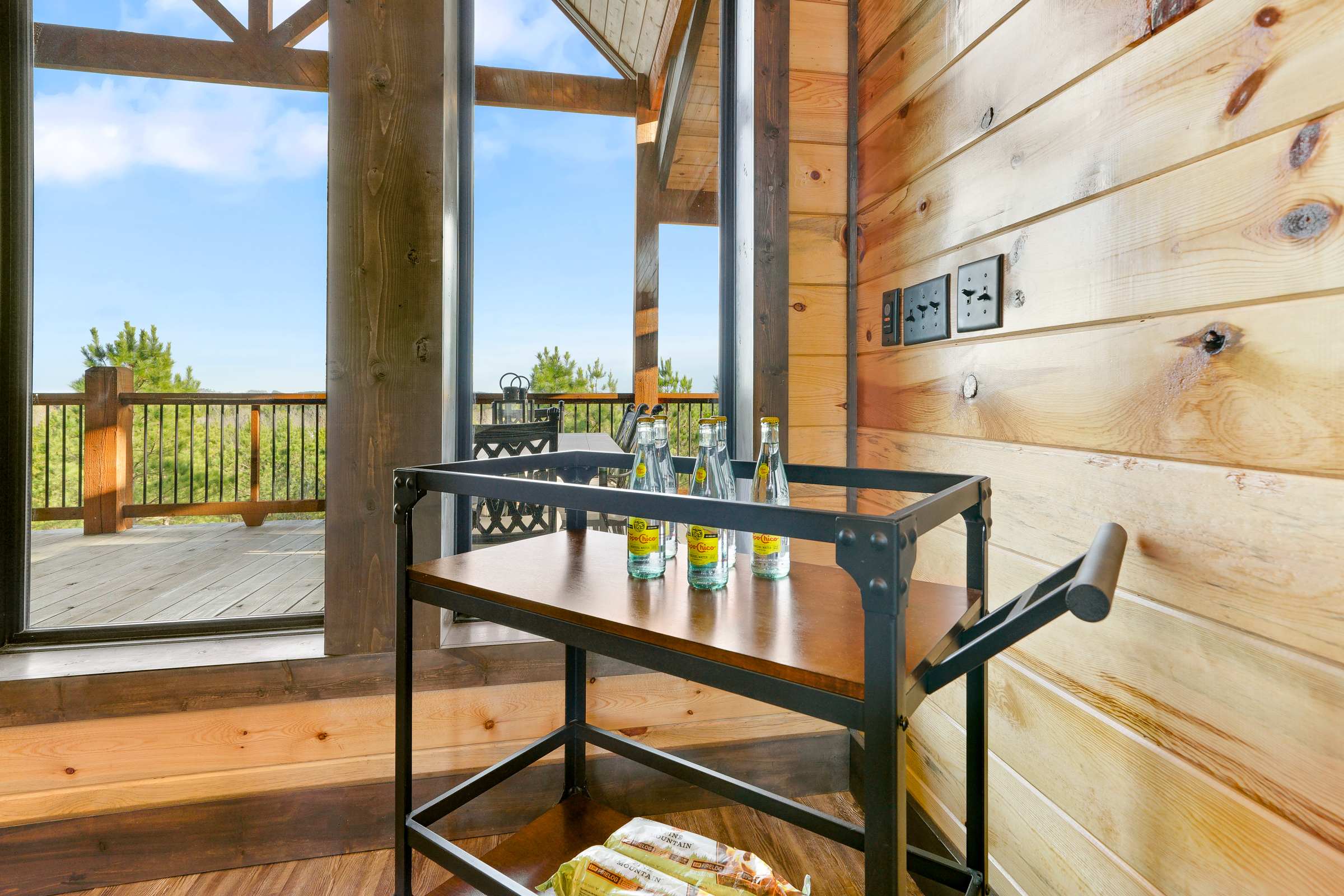 New! Cave Table Road! Fun Views! Hot Tub! Firepit!